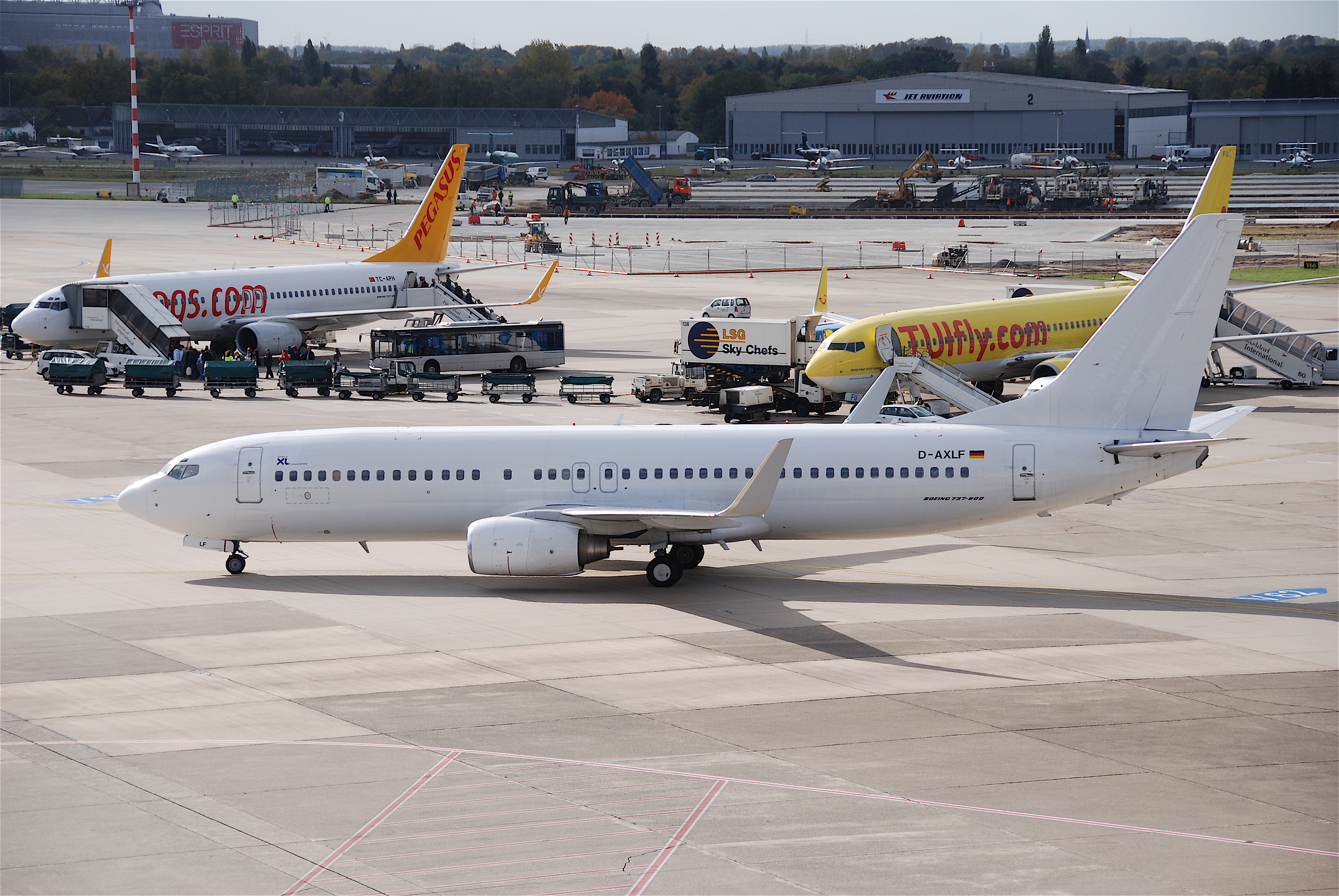 XL Airways Germany Boeing 737-800, D-AXLF@DUS,13.10.2009-558lm - Flickr - Aero Icarus