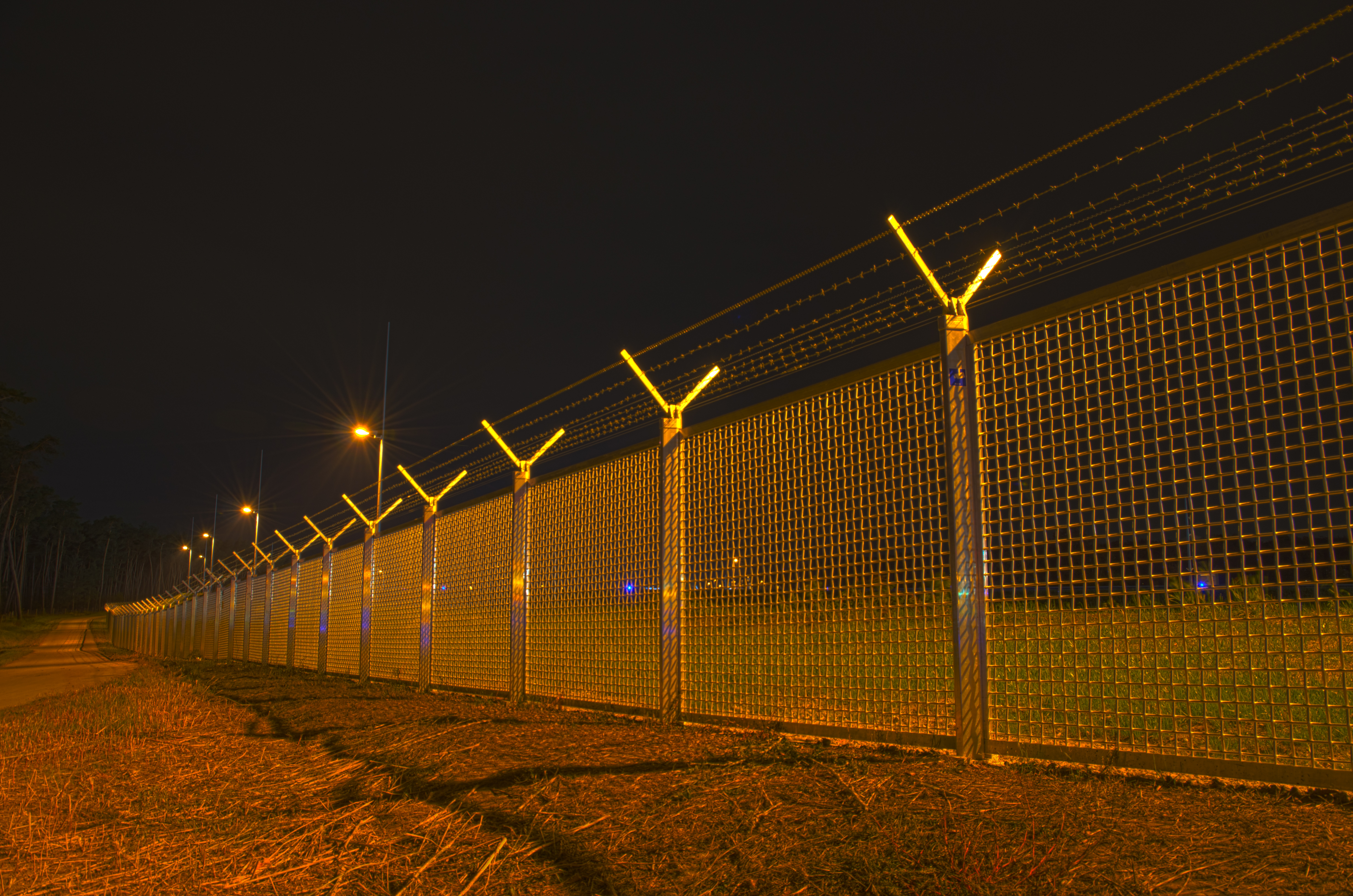 Airport Frankfurt - Fraport - Flughafen Frankfurt - barbed wire and fence - Stacheldraht und Zaun - 05