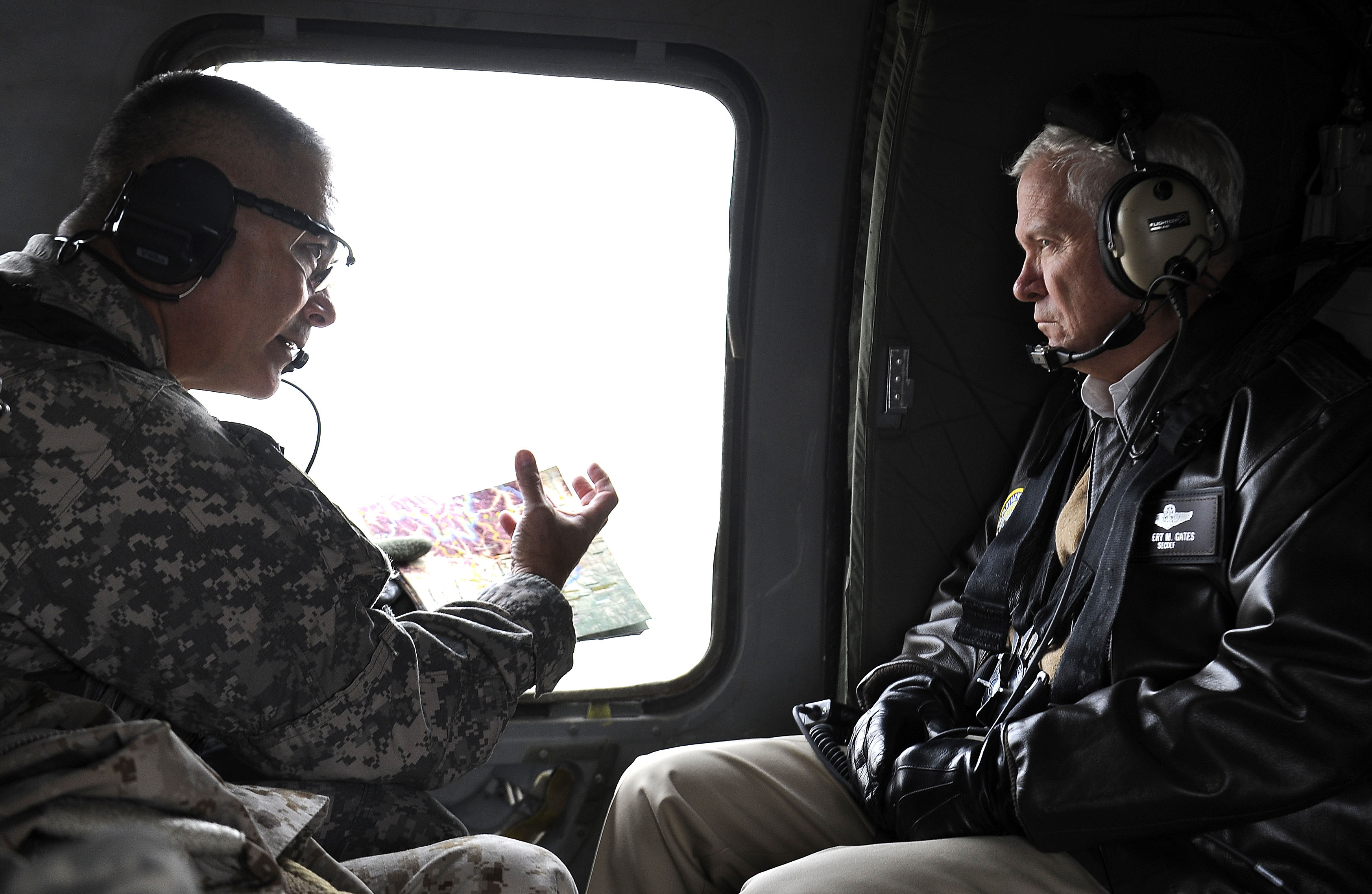 Defense.gov News Photo 101207-F-6655M-003 - Secretary of Defense Robert M. Gates listens to the Commanding General of the 101st Airborne Maj. Gen. Campbell while in flight to Forward