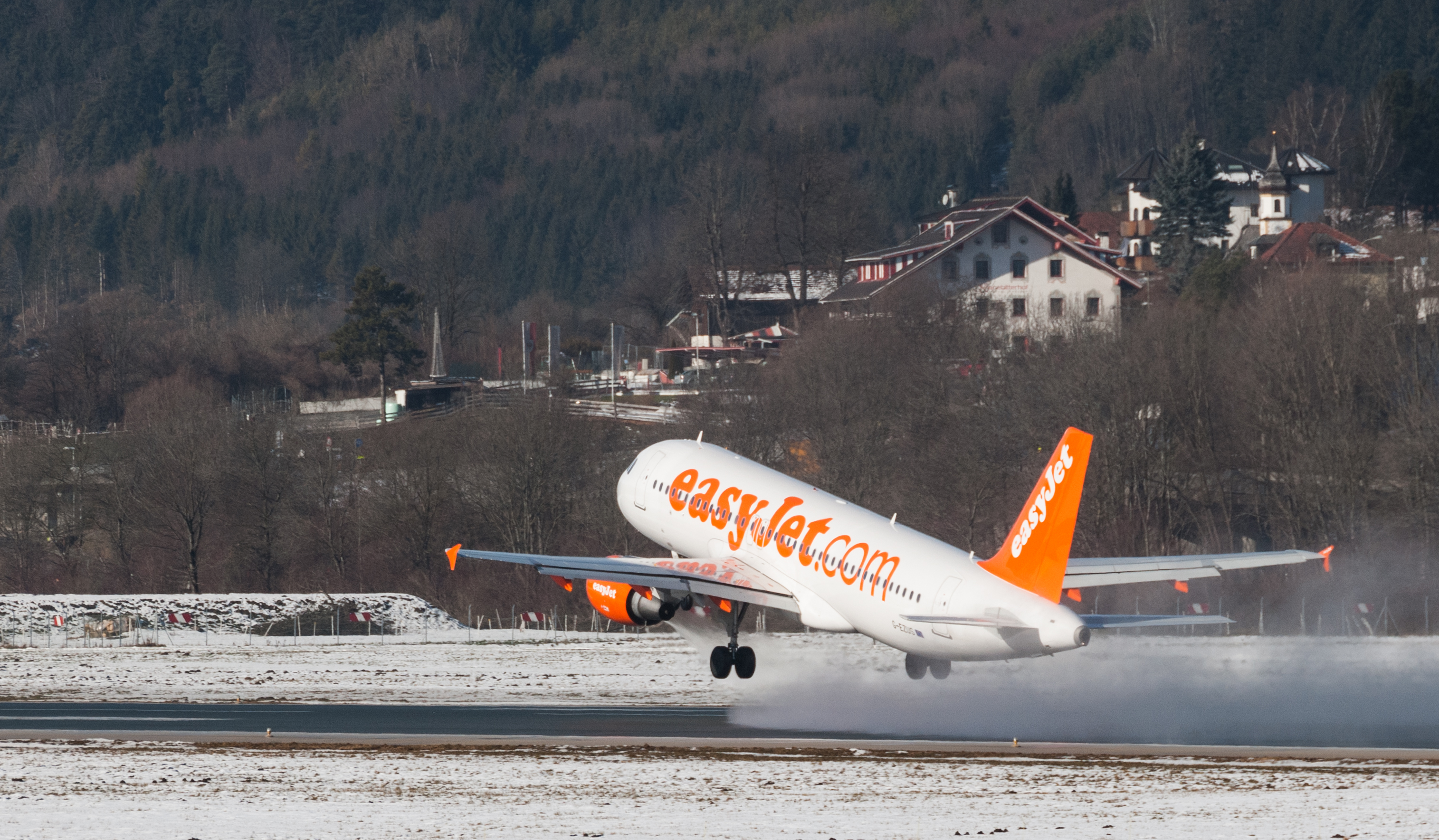 EasyJet G-EZUS at Innsbruck