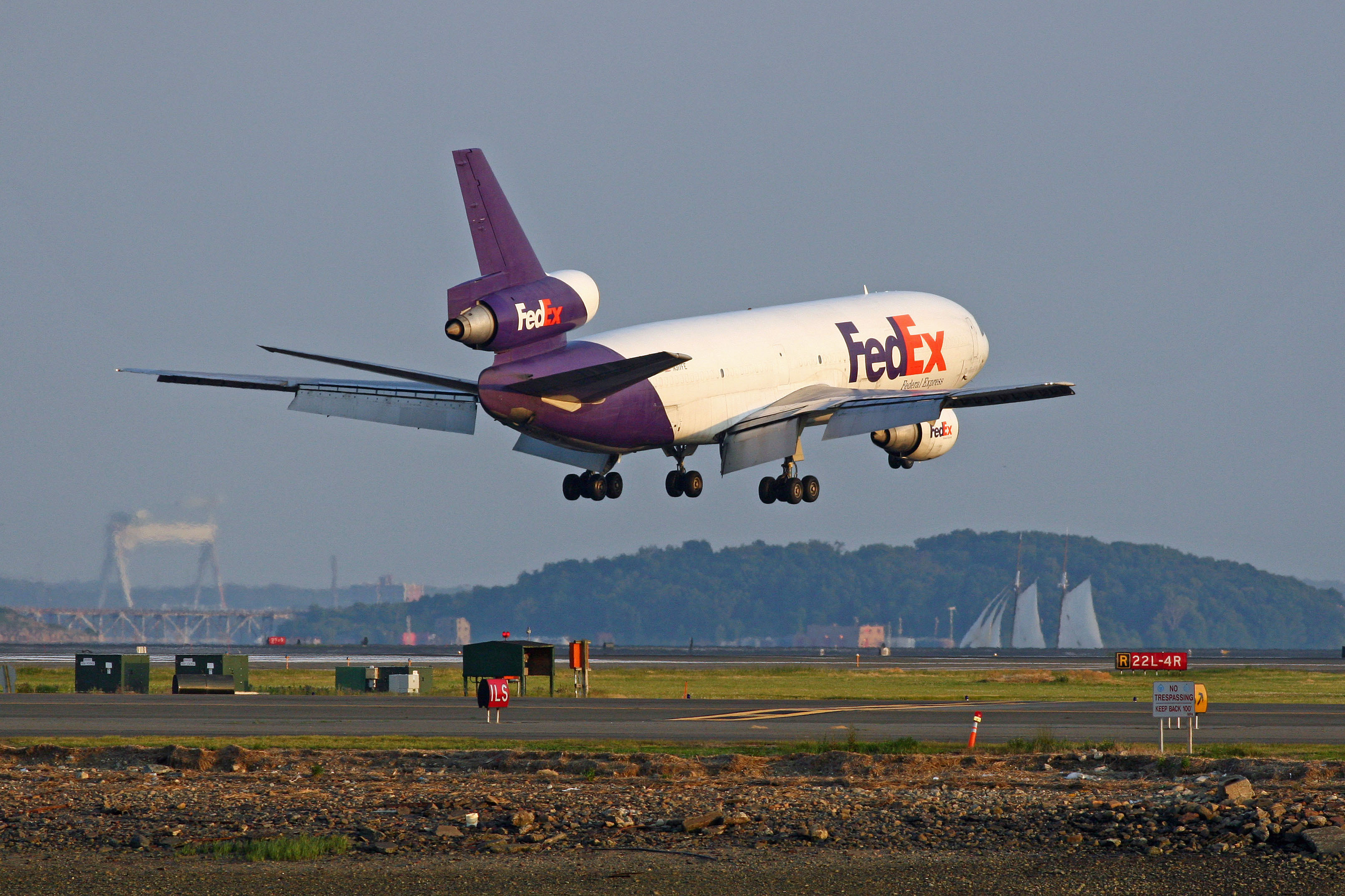 FedEx DC-10 lands