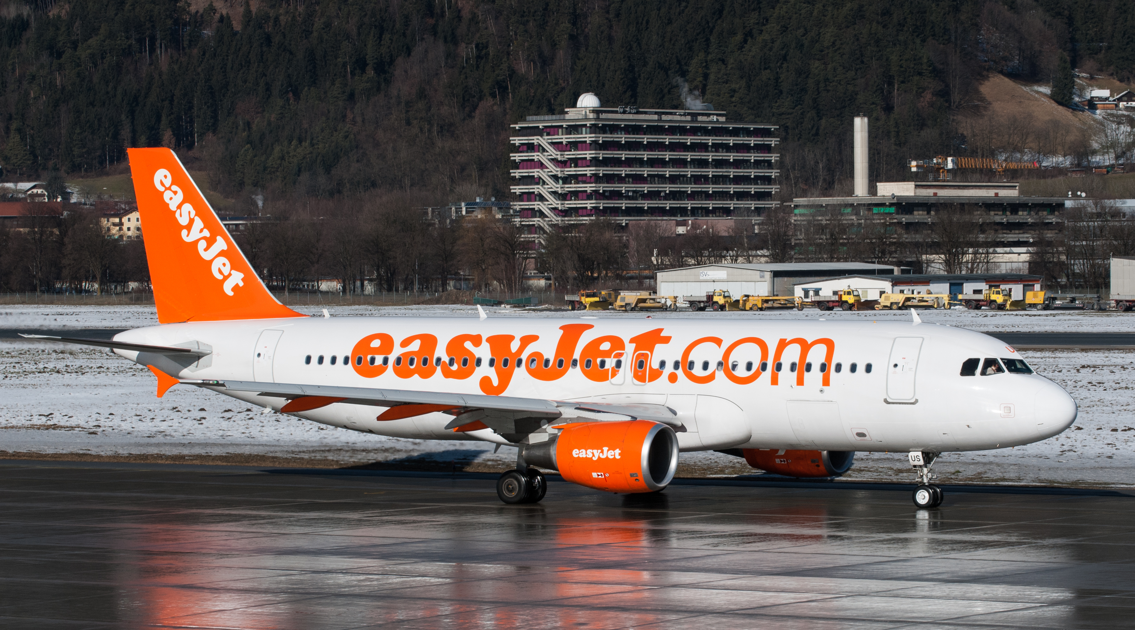 G-EZUS at Innsbruck Airport