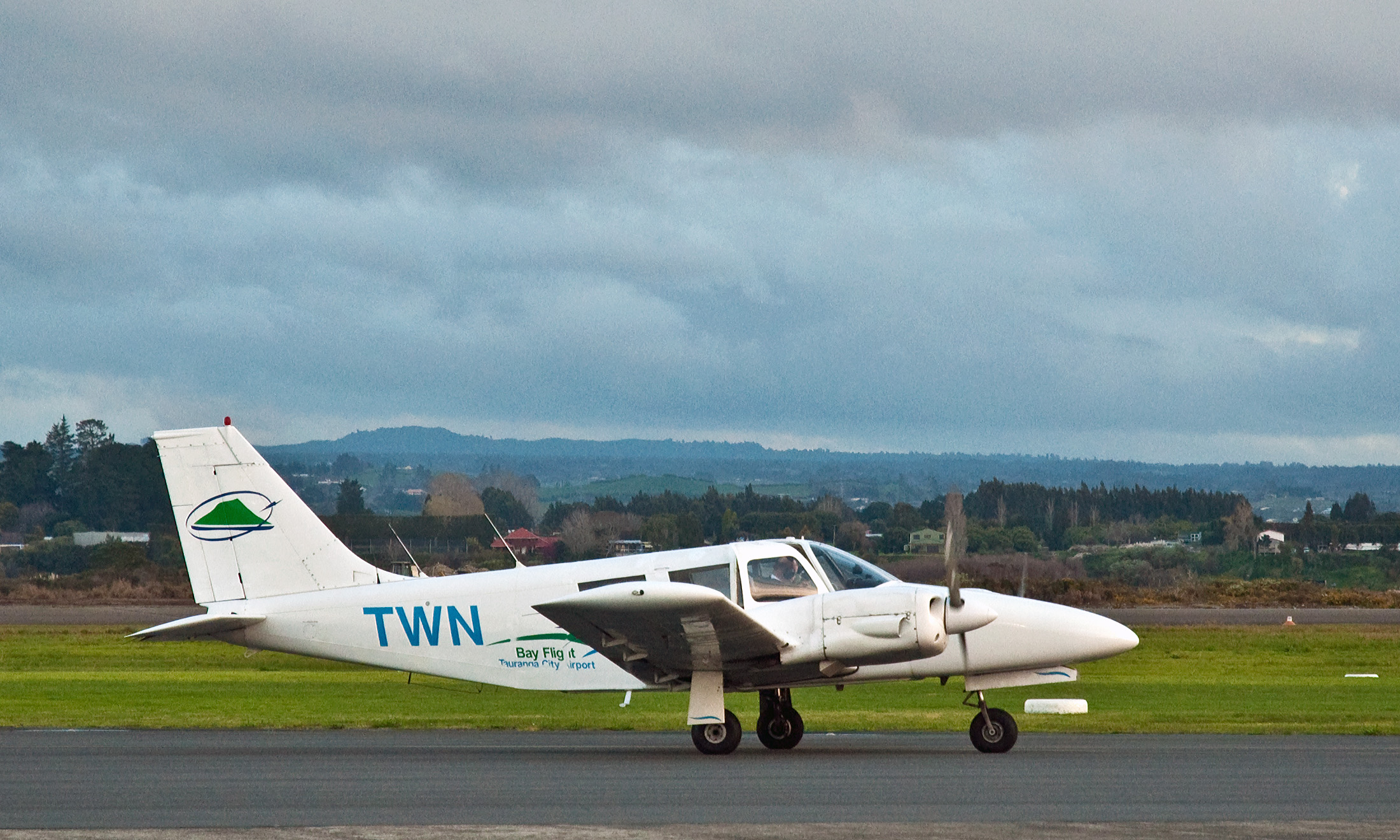 Piper PA34 Seneca, Tauranga, New Zealand, 18 Aug. 2010 - Flickr - PhillipC
