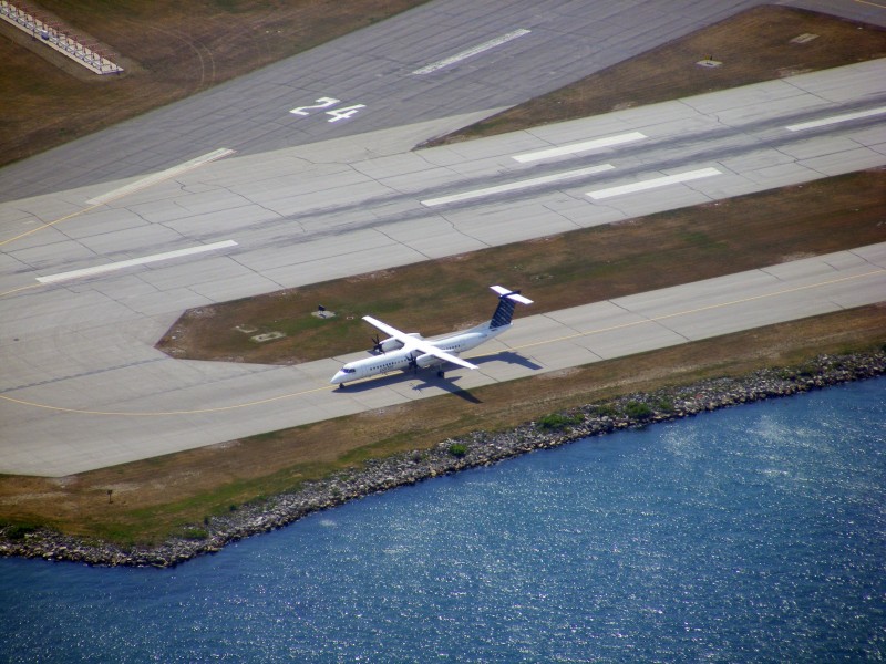 Bombardier Dash 8 taxiing at Toronto Island Airport