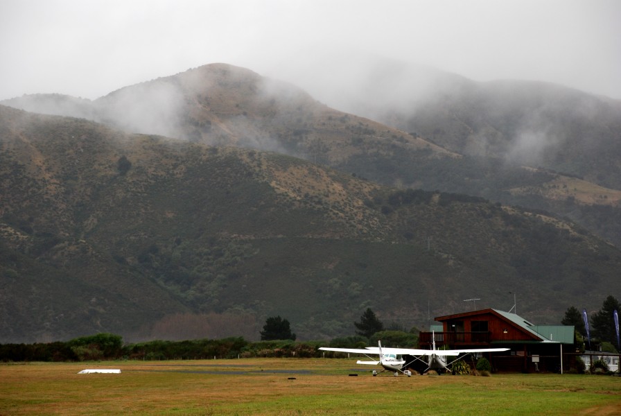 Kaikoura airfield, Canterbury, New Zealand, June 2007 - Flickr - PhillipC