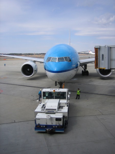 KLM 777 pushback