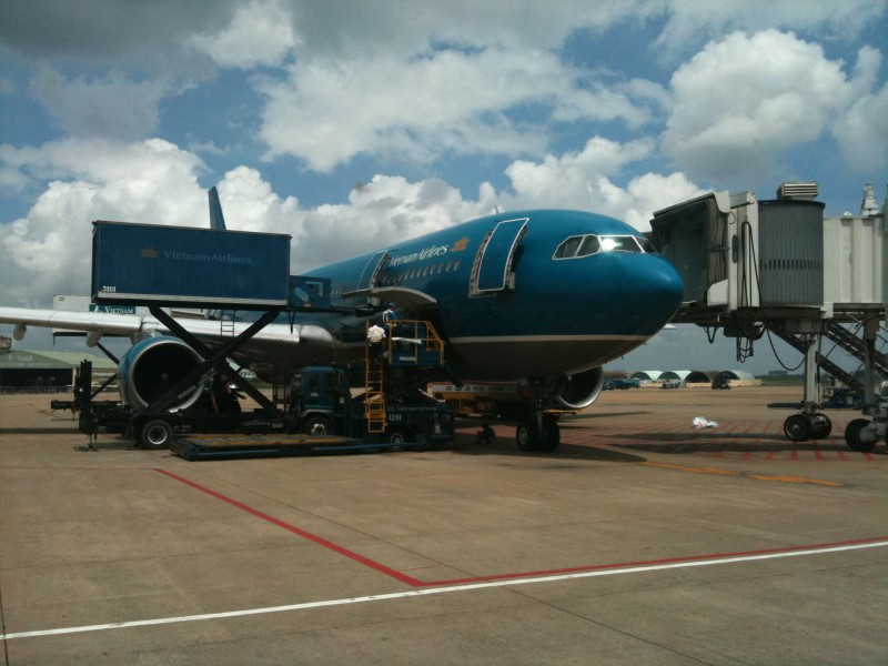 Vietnam Airlines loading supplies TSN