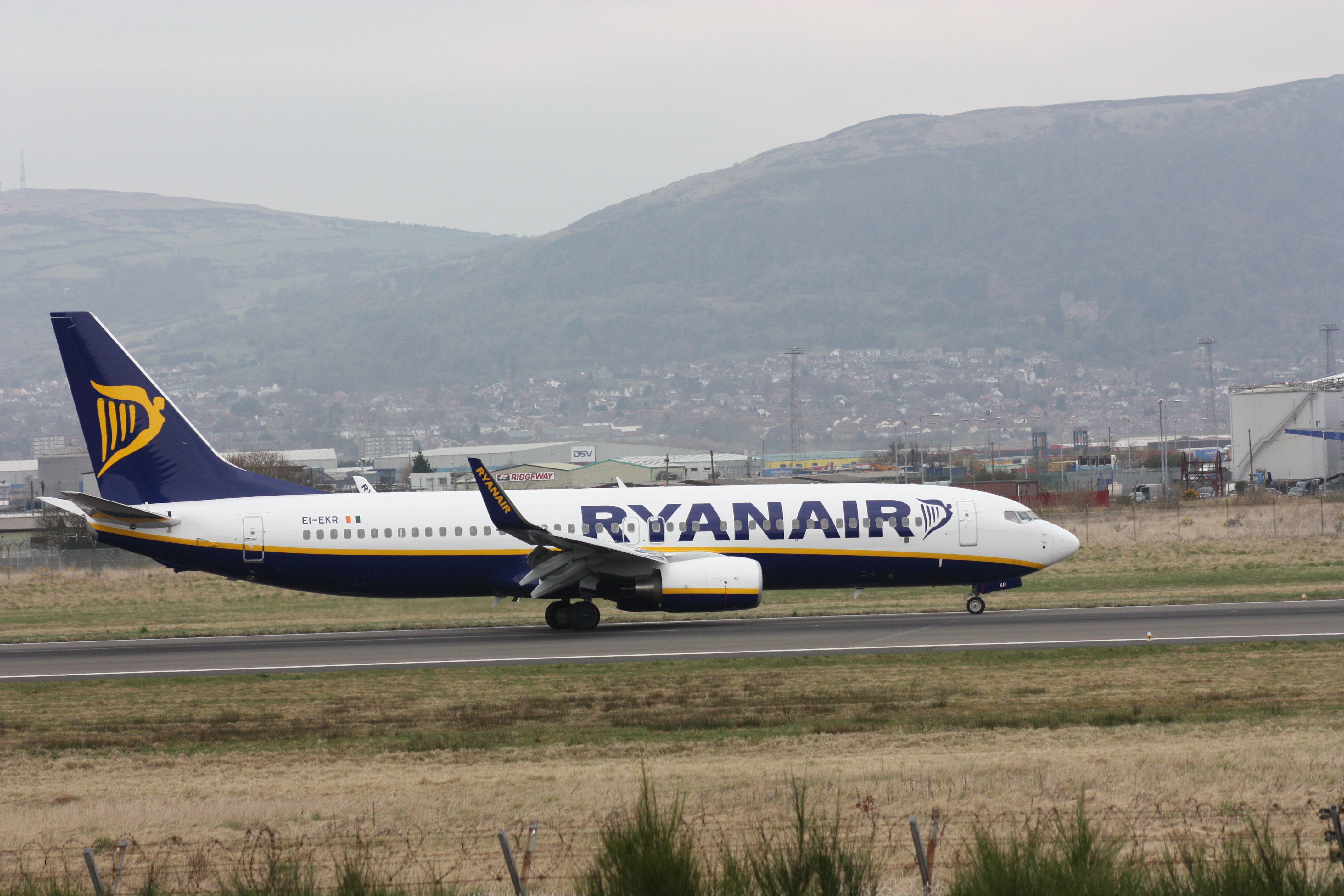 Ryanair (EI-EKR), Belfast City Airport, April 2010 (03)
