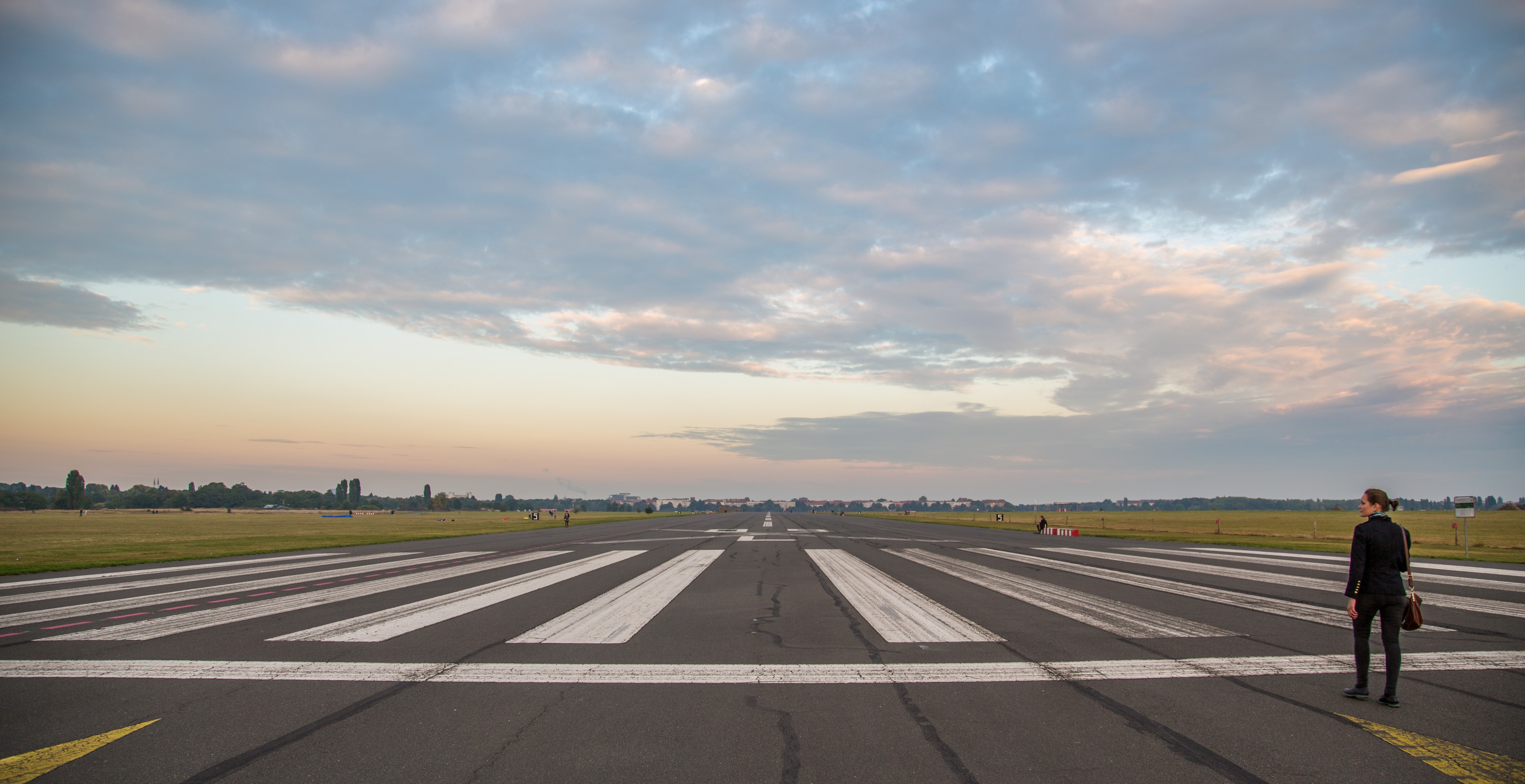 Berlin Tempelhof Airport Runway 09L - Tempelhofer Feld (15159356029)