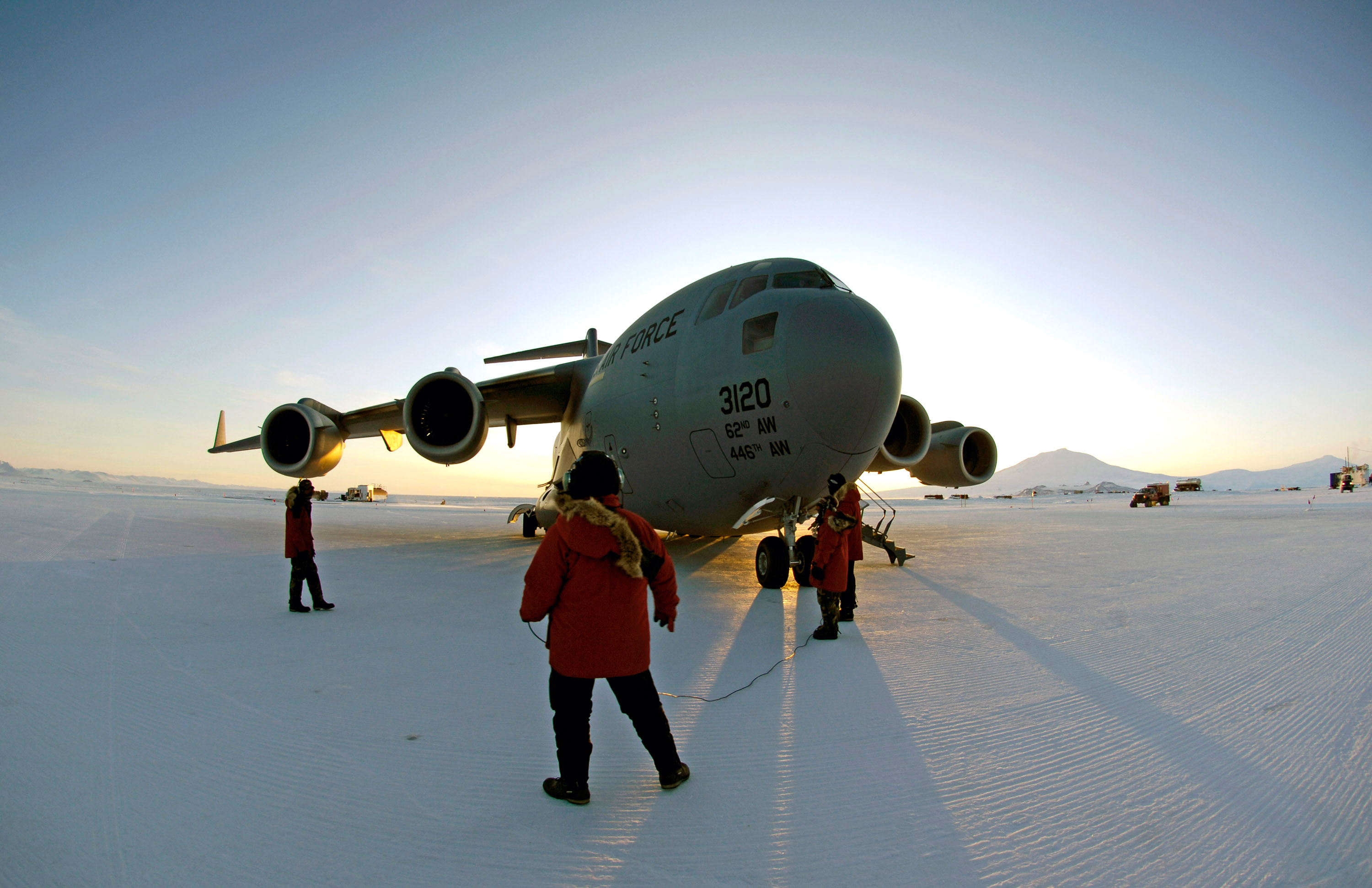 US Air Force 070825-F-2034C-700 McChord reservists wrap up winter flights to Antarctica