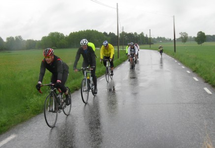 Audax goes on in all weather; riding in rain outside SkГҐnela, Sweden on a trip with Audax 22.5 (Fredrikshof IF). Also featuring a M5 highracer.