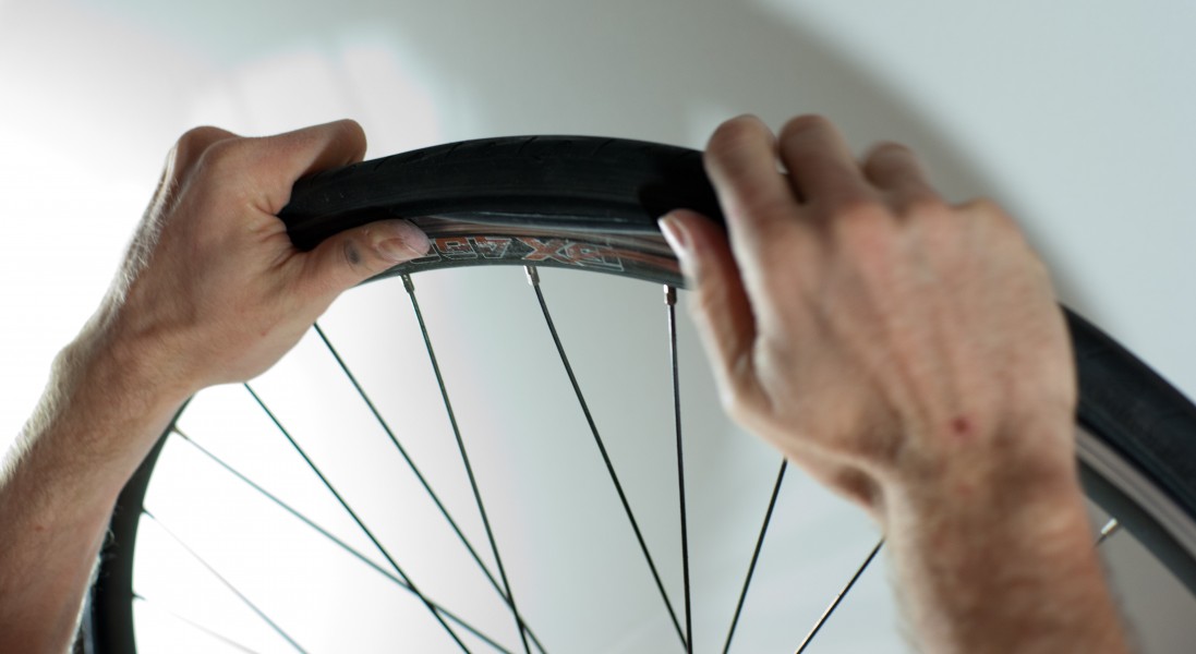 Changing an inner tube - Adjusting the tire (2)