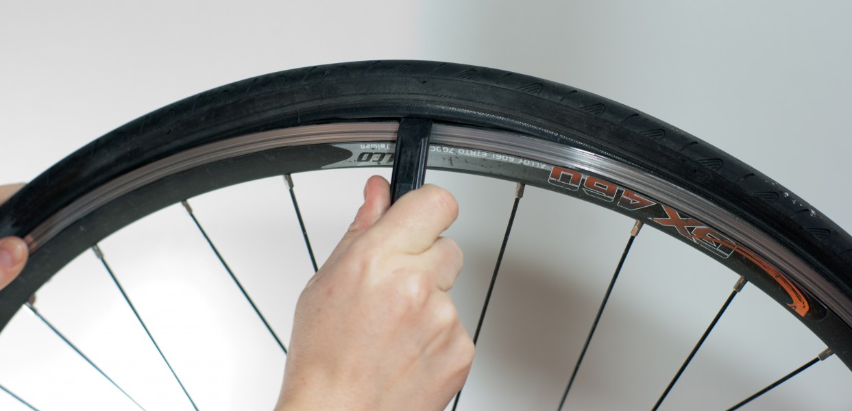 Changing an inner tube - Removing the tire