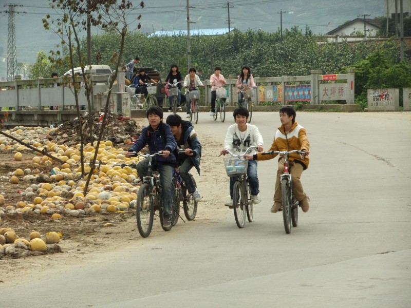 Dapingqiao - schoolchildren riding home - DSCF4119