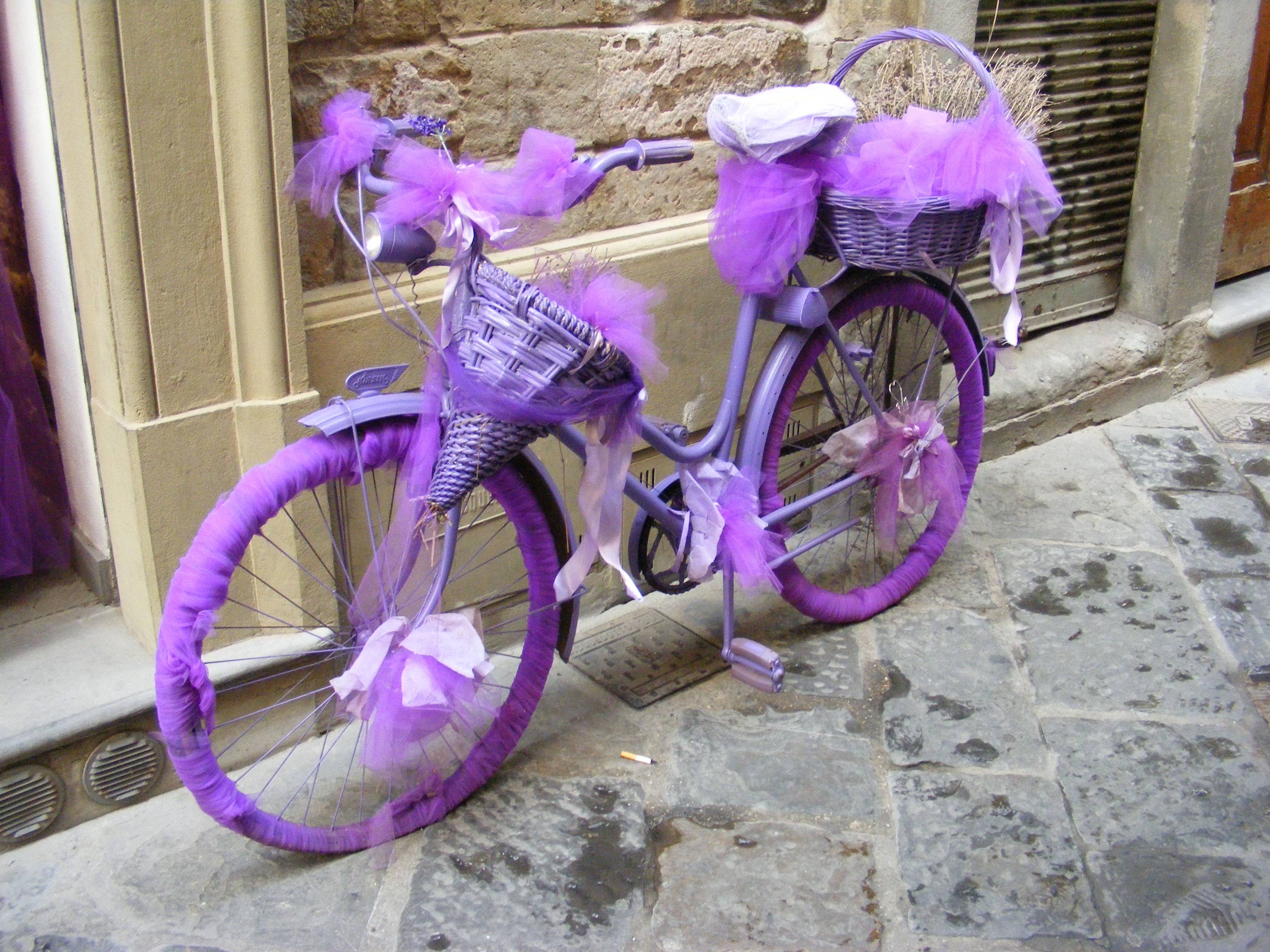 Violet bicycle in Florence - advertisement for a lavender shop
