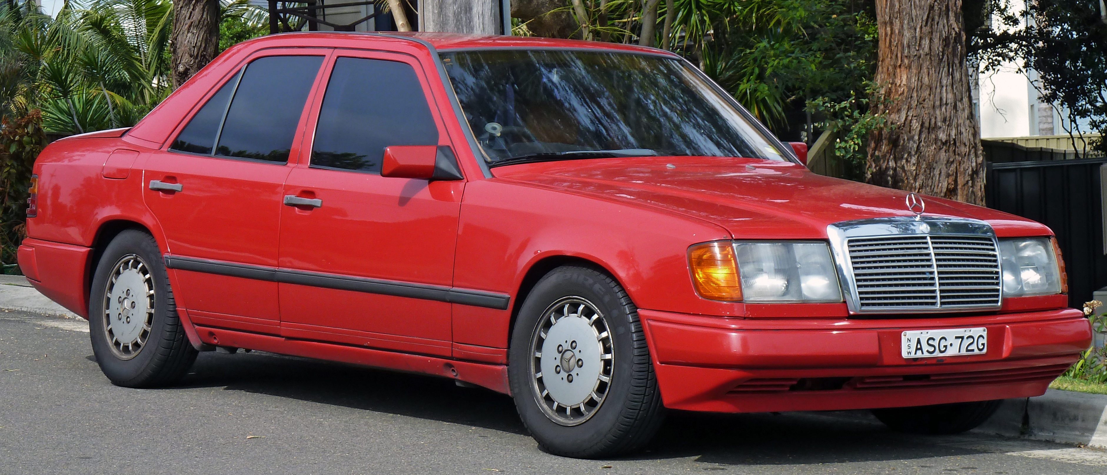 1986-1989 Mercedes-Benz (W124) sedan 01