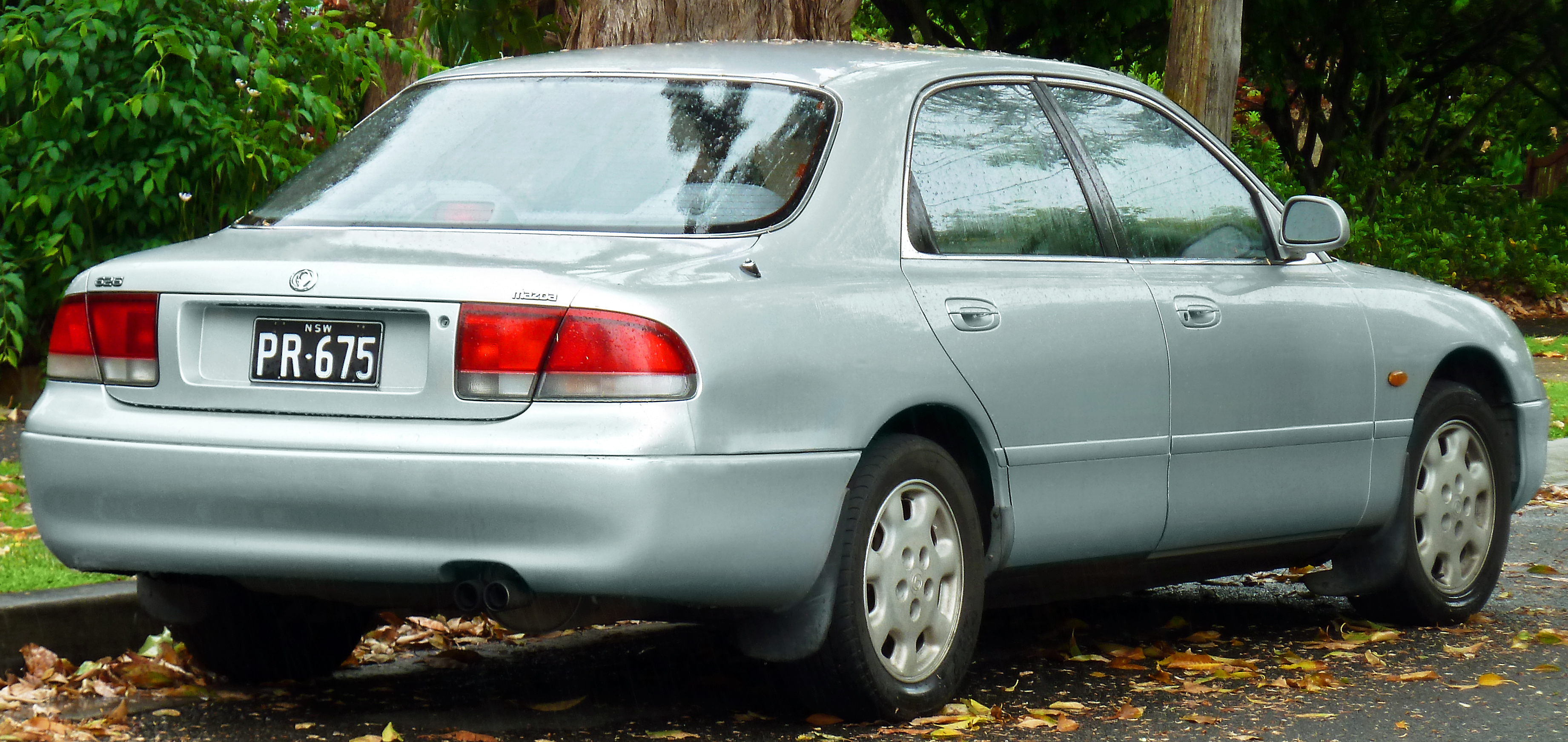 1992-1994 Mazda 626 (GE) sedan (2011-10-25) 02