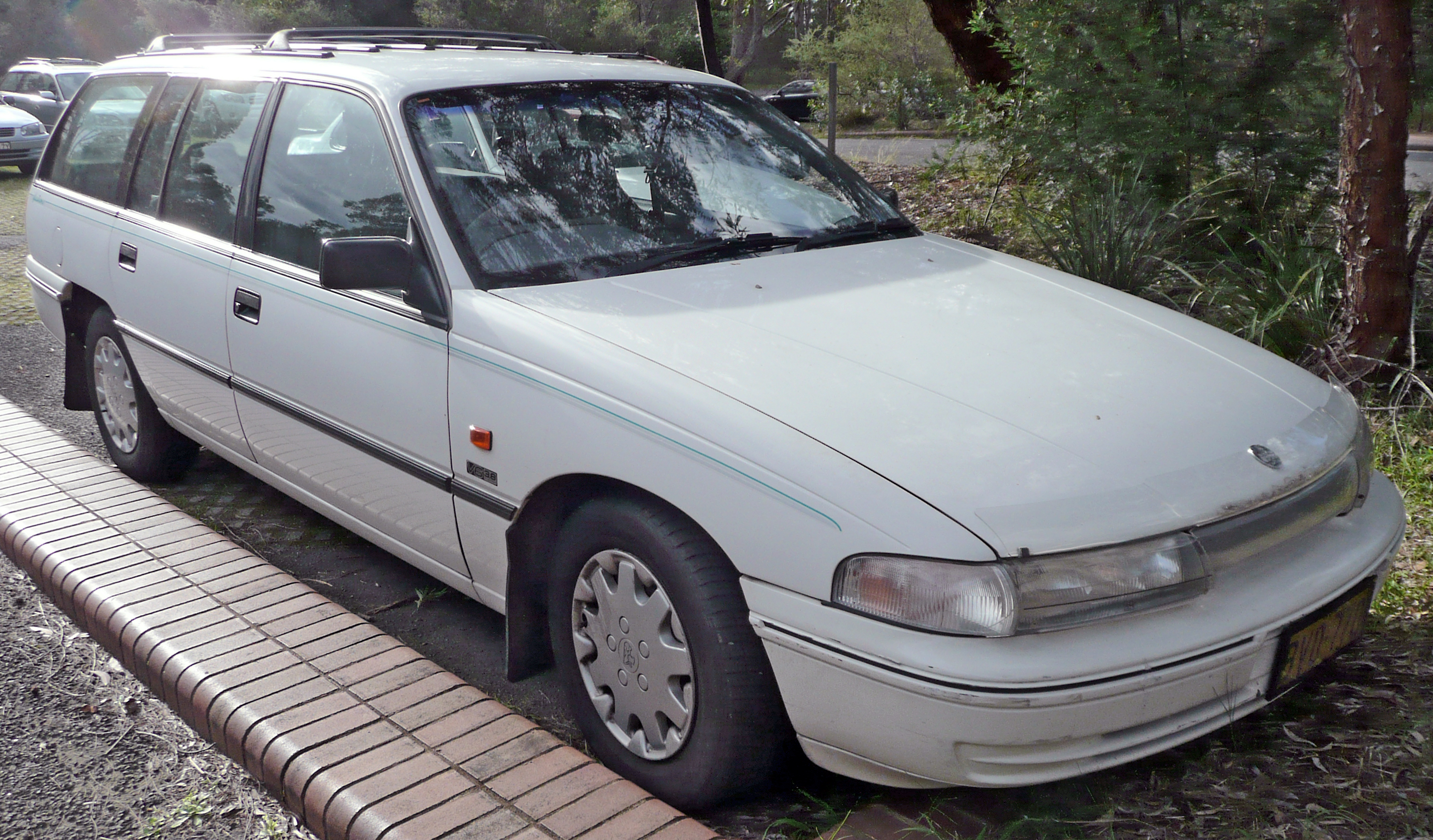 1992 Holden VP Commodore Vacationer station wagon 01