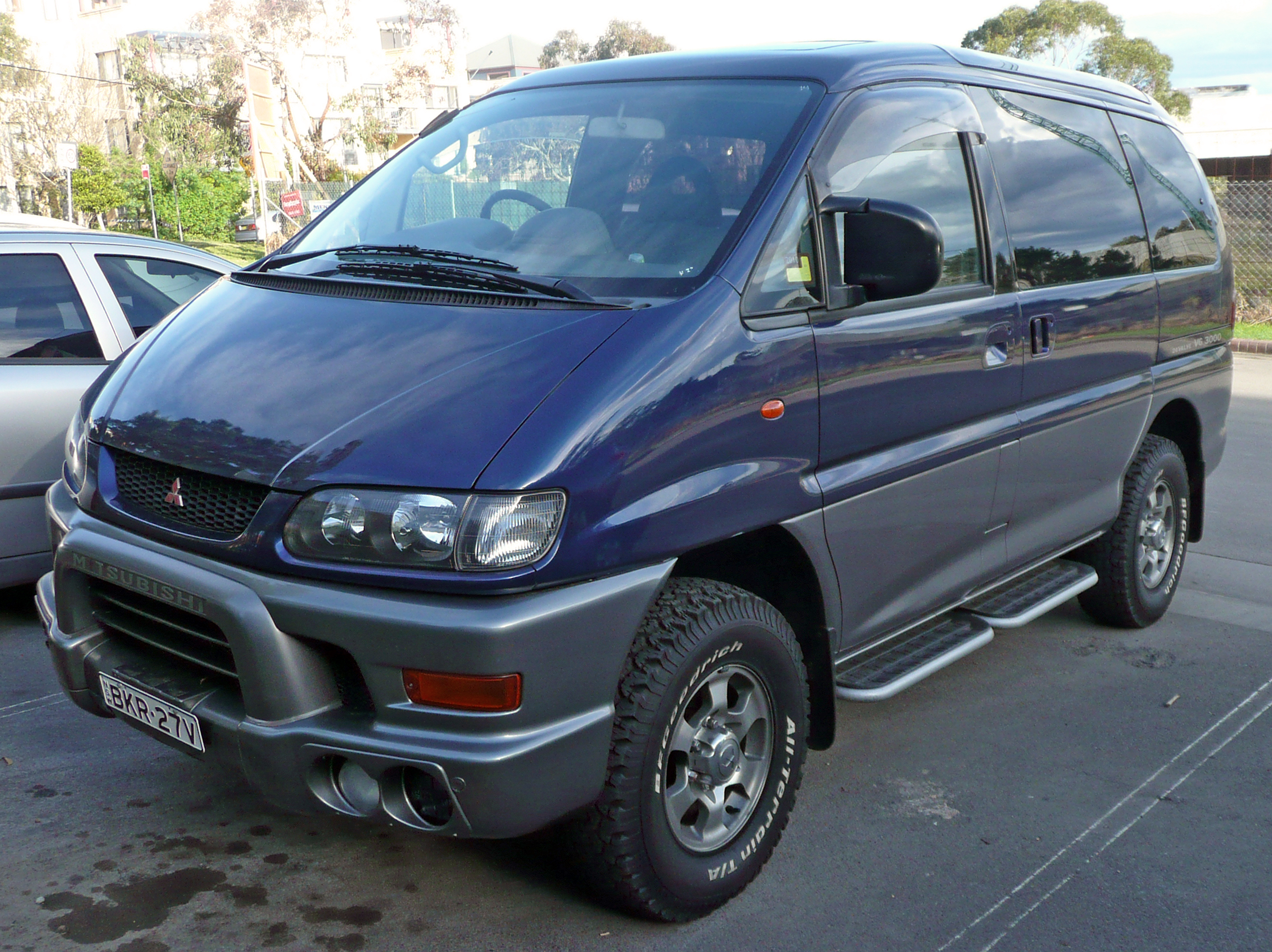 1996-2000 Mitsubishi Delica Space Gear van 01