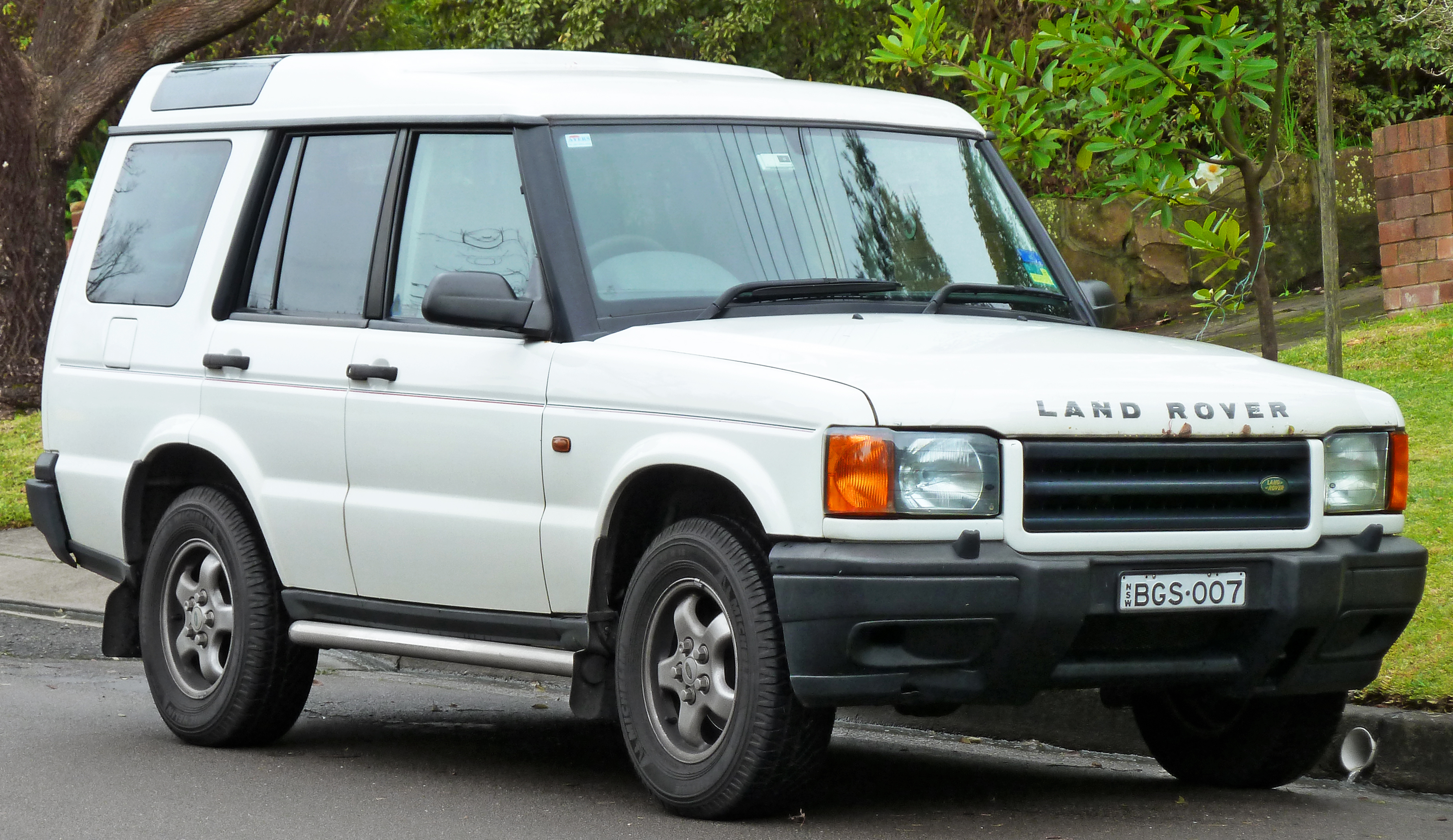 1999-2000 Land Rover Discovery II Td5 5-door wagon (2011-06-15) 01