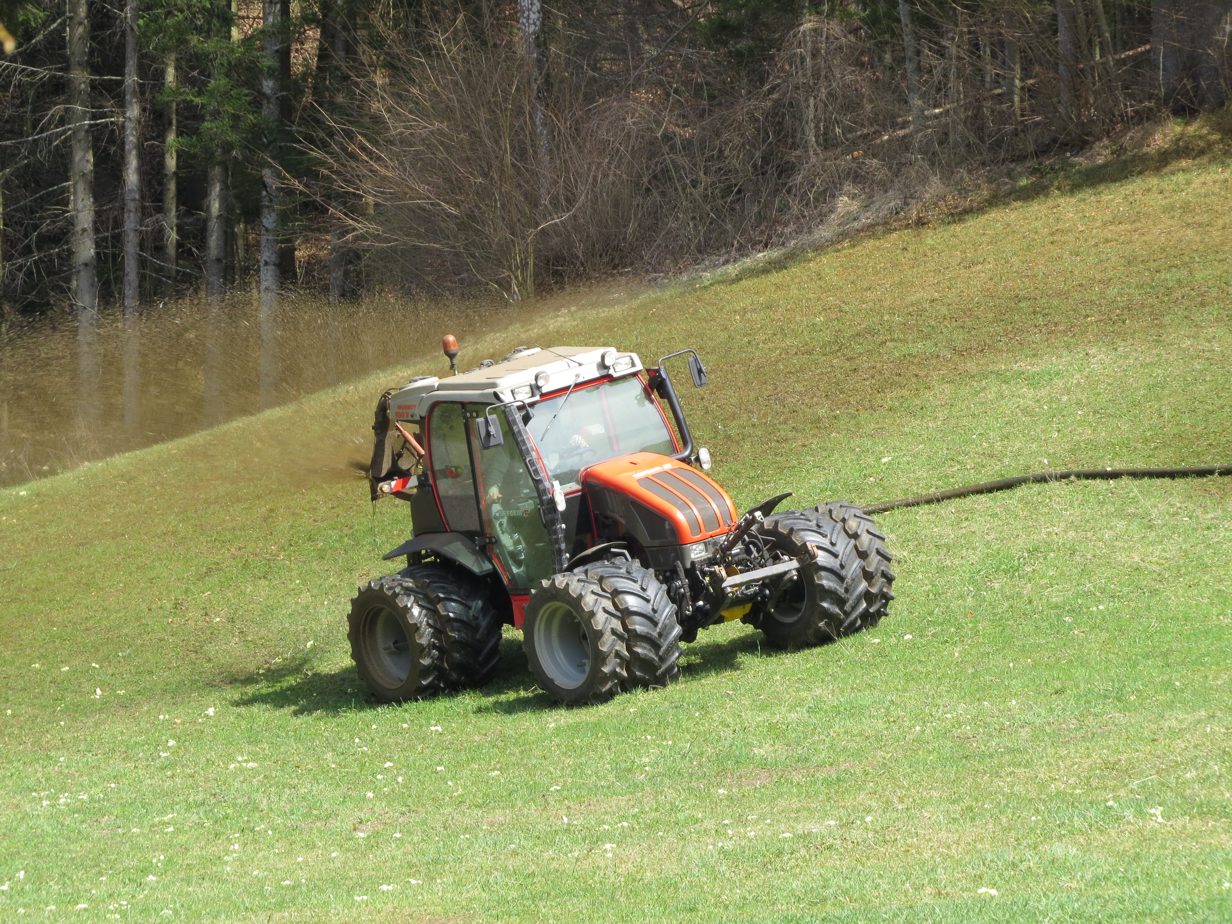 2018-04-07 (200) Mounty Reform 100 V with manure spreader at Haltgraben in Frankenfels