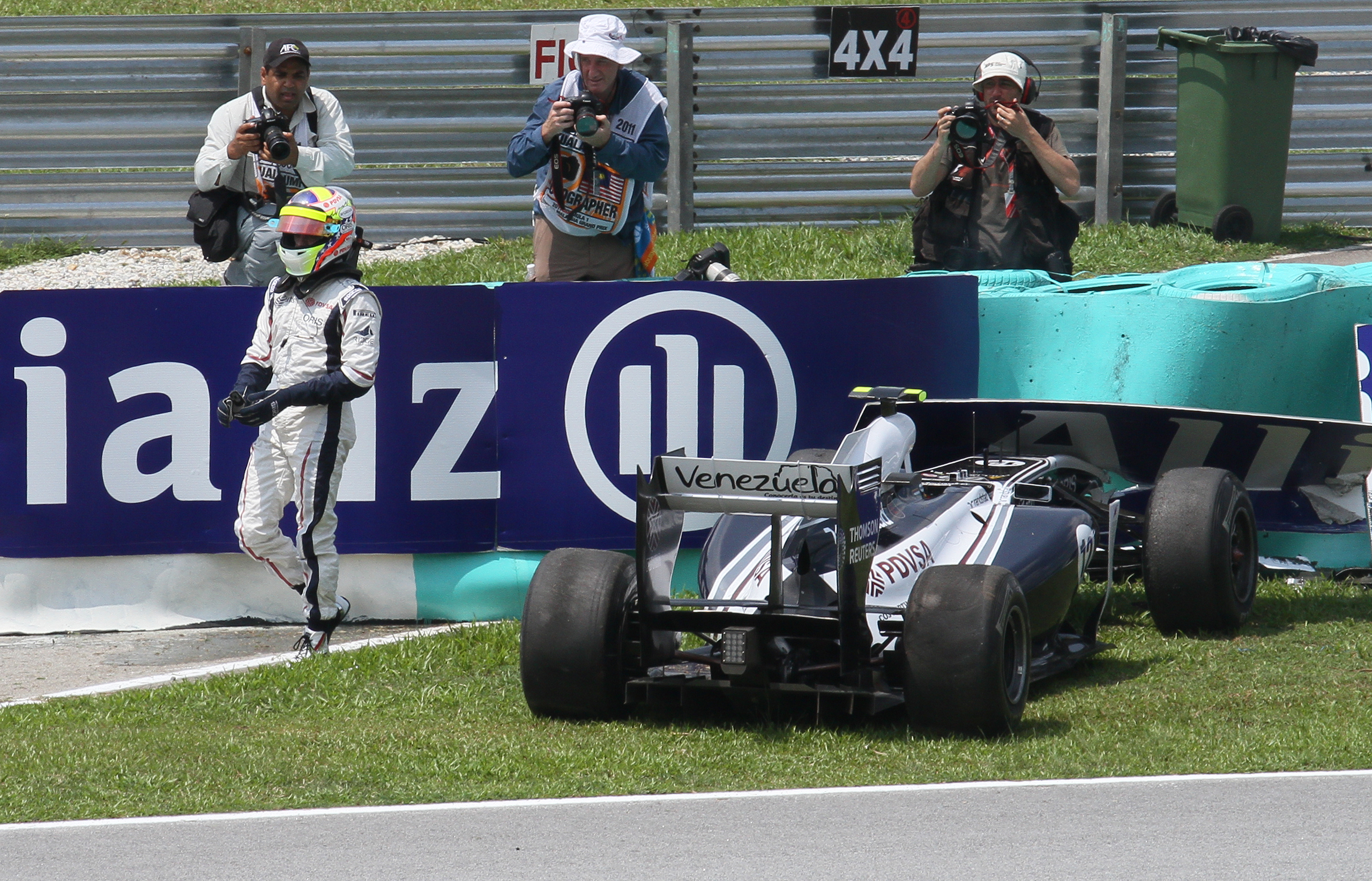 Pastor Maldonado's crash 2011 Malaysia FP2 2