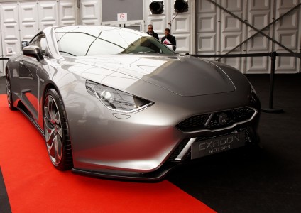 La Furtive e-GT exposГ©e devant le dГґme des Invalides lors du festival automobile international 2011.