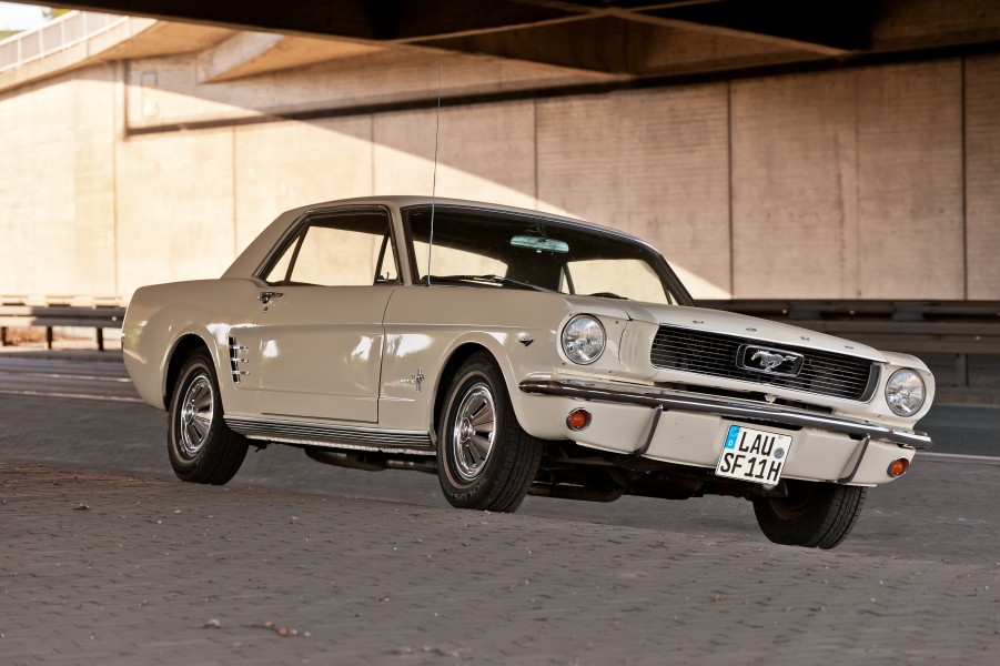 1968 Ford Mustang coupe white 002