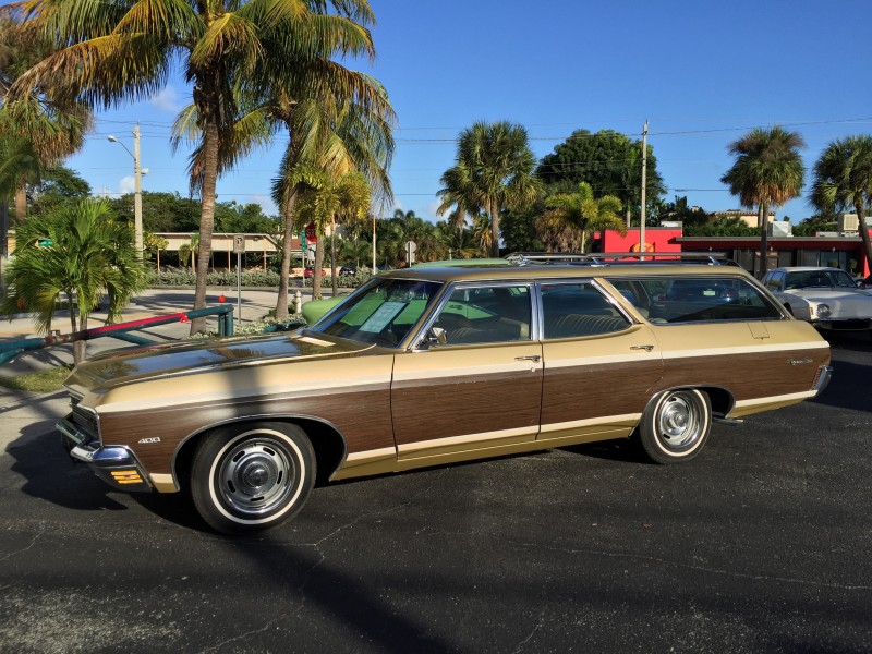 1970 Chevrolet Kingswood Estate station wagon in beige and woodgrain 01of11