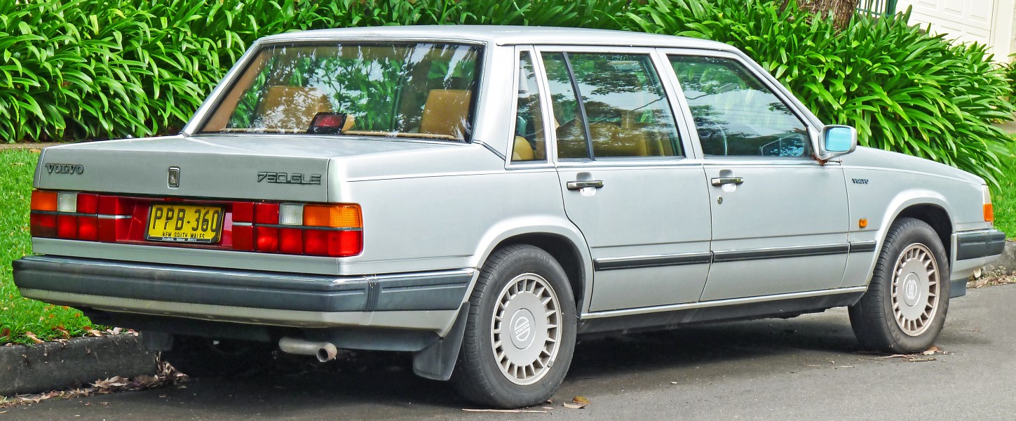 1987-1989 Volvo 760 GLE sedan (2011-11-18) 02