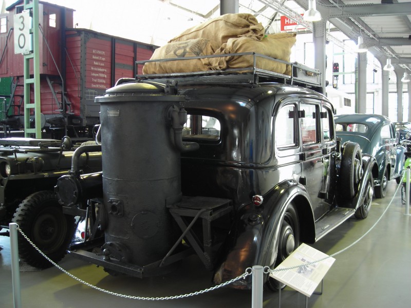 Adler Diplomat 3 GS mit Holzgasgenerator-hinten rechts