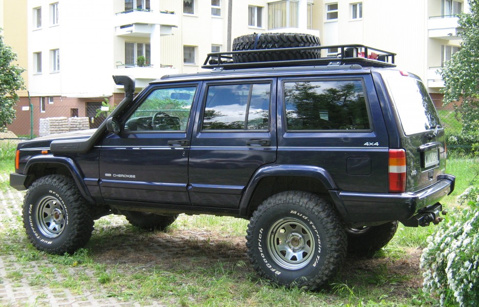 Jeep Cherokee XJ lifted blue Warsaw apartment parking