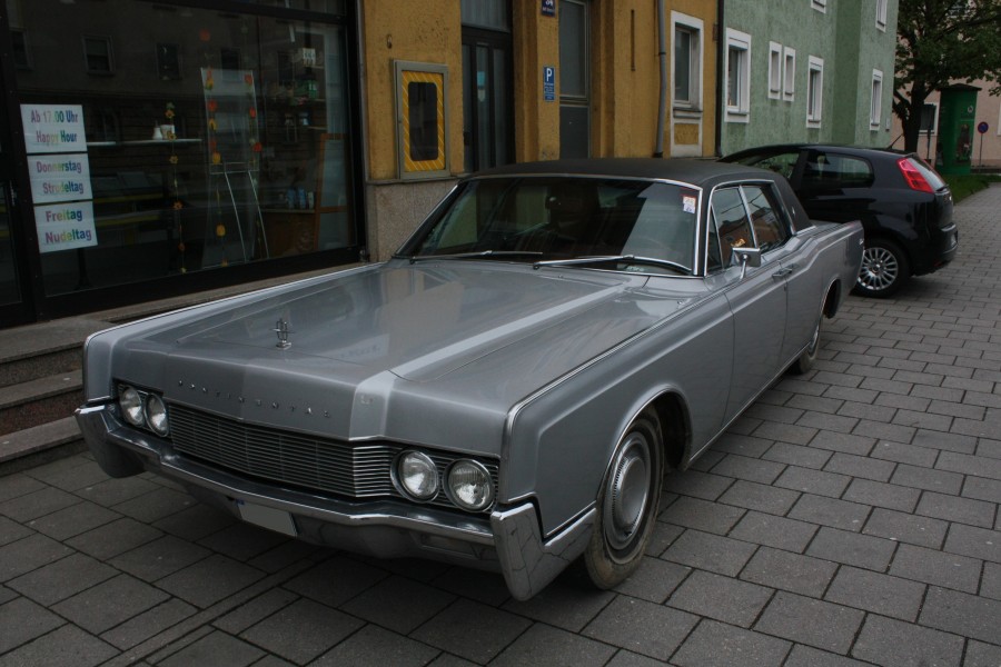 Lincoln Continental Front