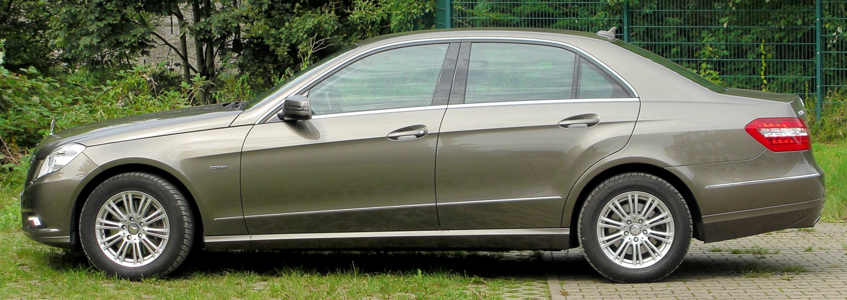 Mercedes E 350 CDI BlueEFFICIENCY Elegance (W212) side 20100822