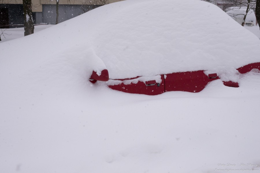 a snow-covered car in Lviv city, Ukraine, in February 2021, picture 1