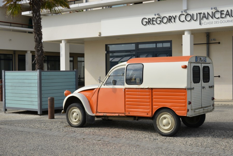 Une voiture Citroën 2CV fourgonnette (3)