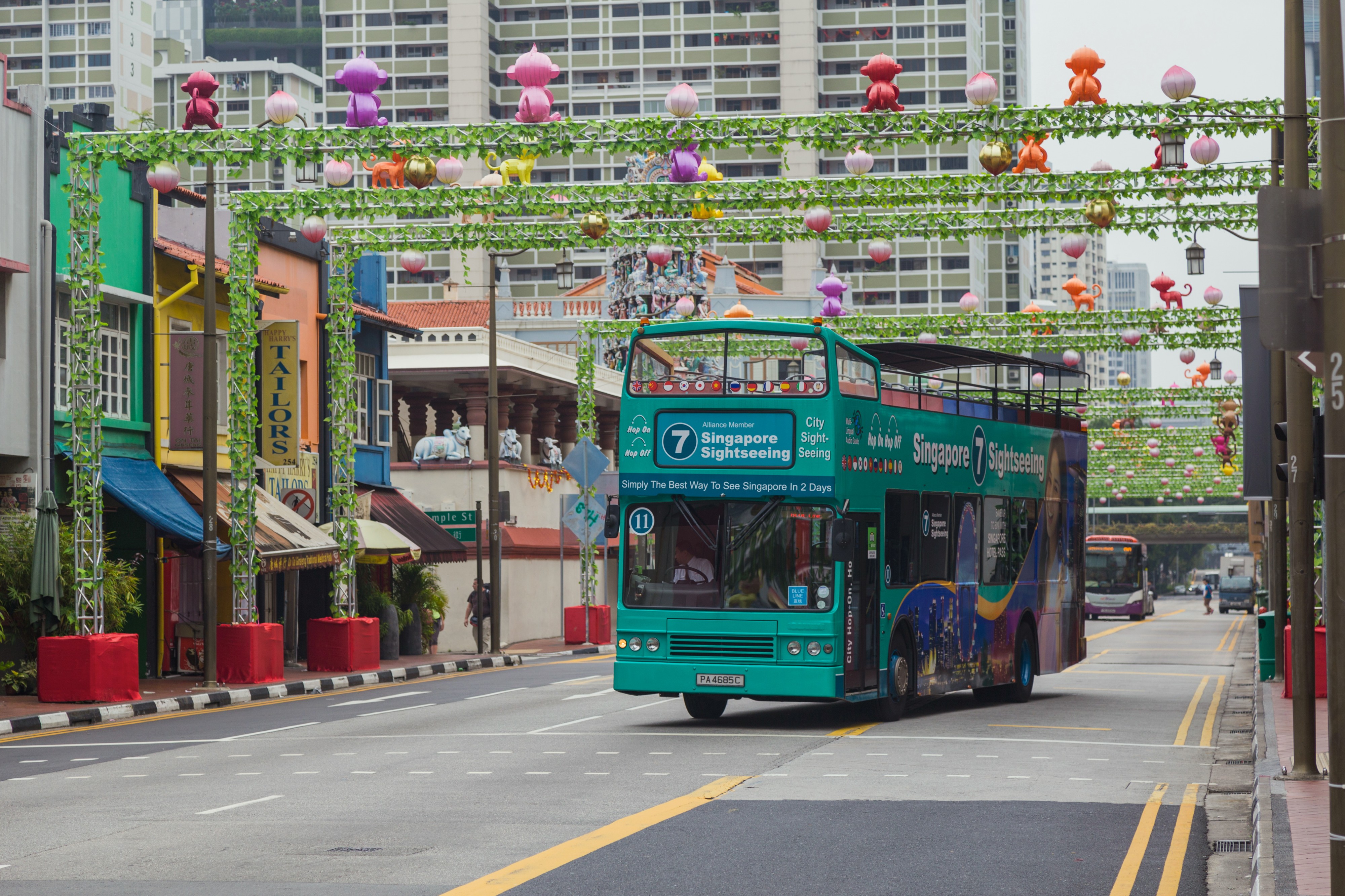 2016 Singapur, Chinatown, Ulica South Bridge, Autobus wycieczkowy (01)
