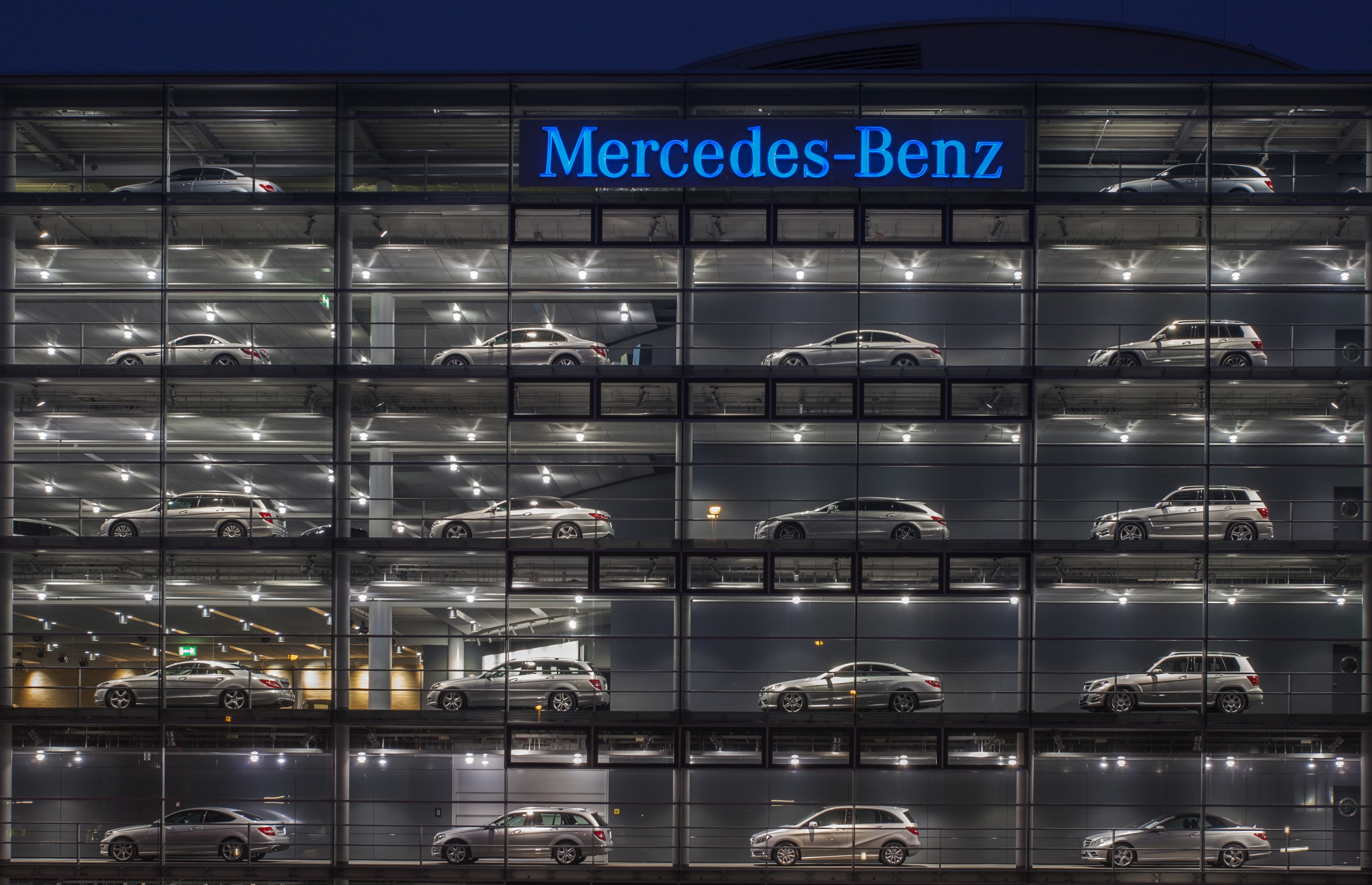 Concesionario de Mercedes-Benz, Múnich, Alemania, 2013-03-30, DD 22