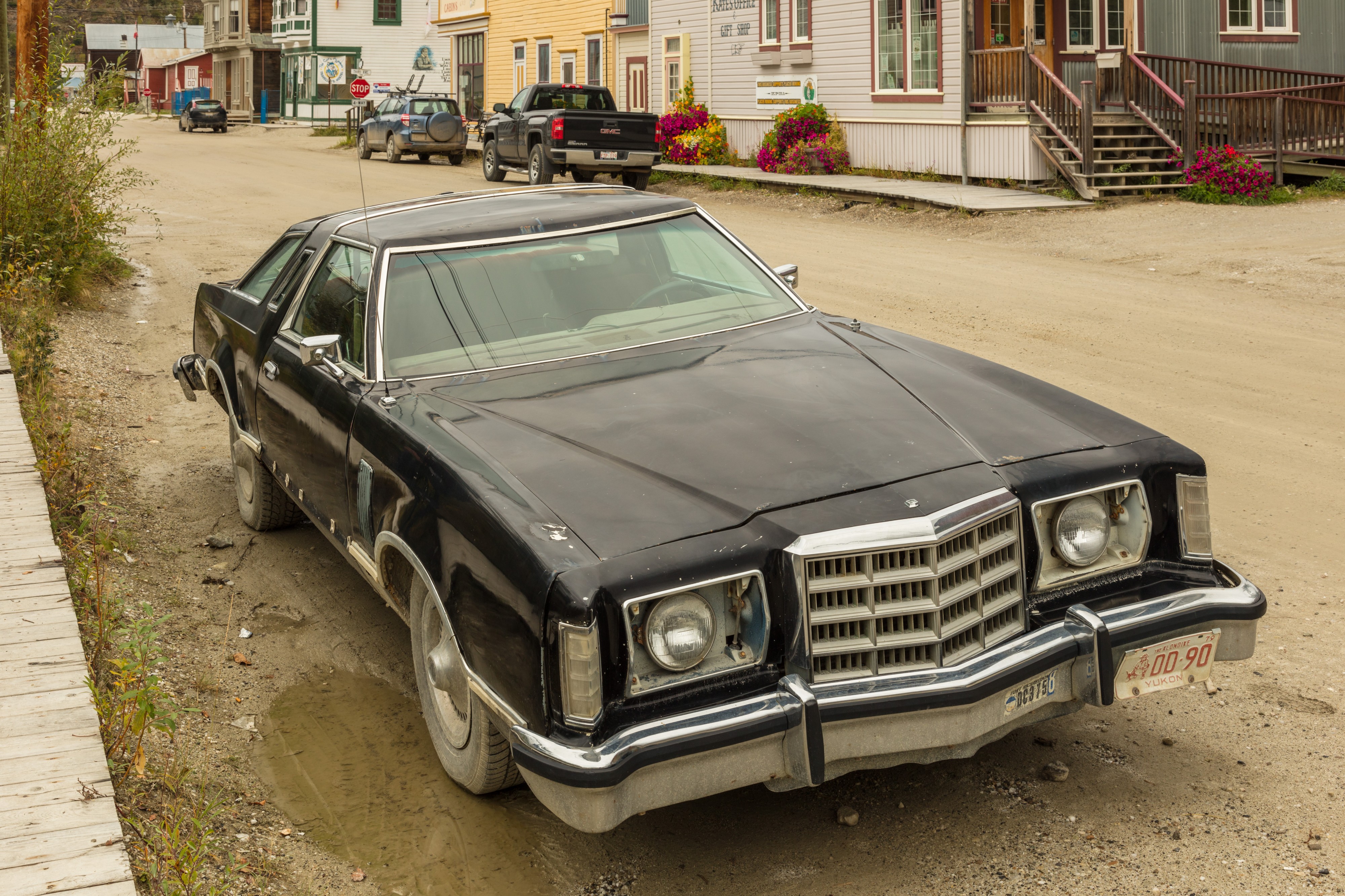 Ford Thunderbird en la Calle King, Dawson City, Yukón, Canadá, 2017-08-27, DD 36