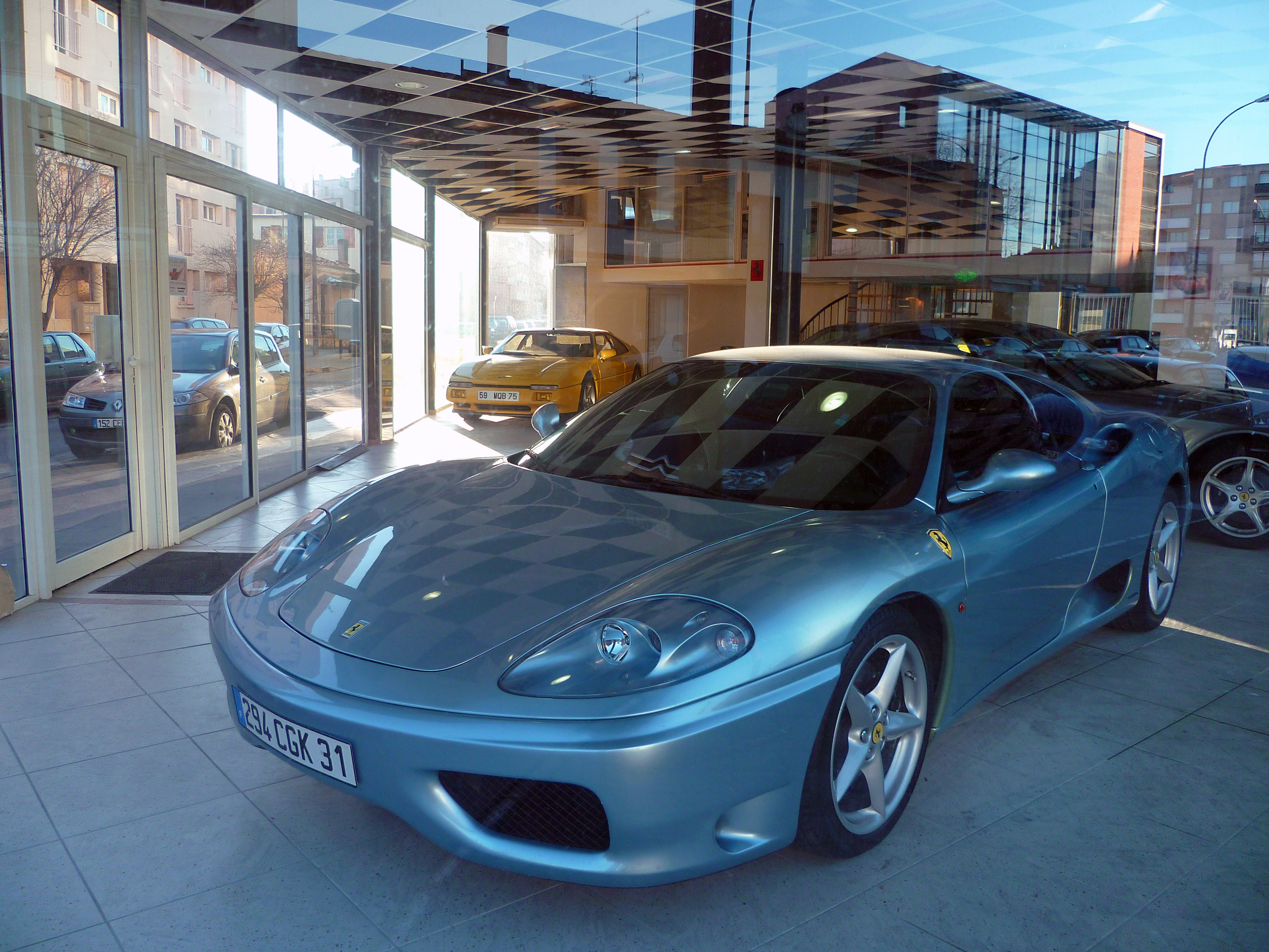 Toulouse - Ferrari dans un magasin - 20110115 (1)