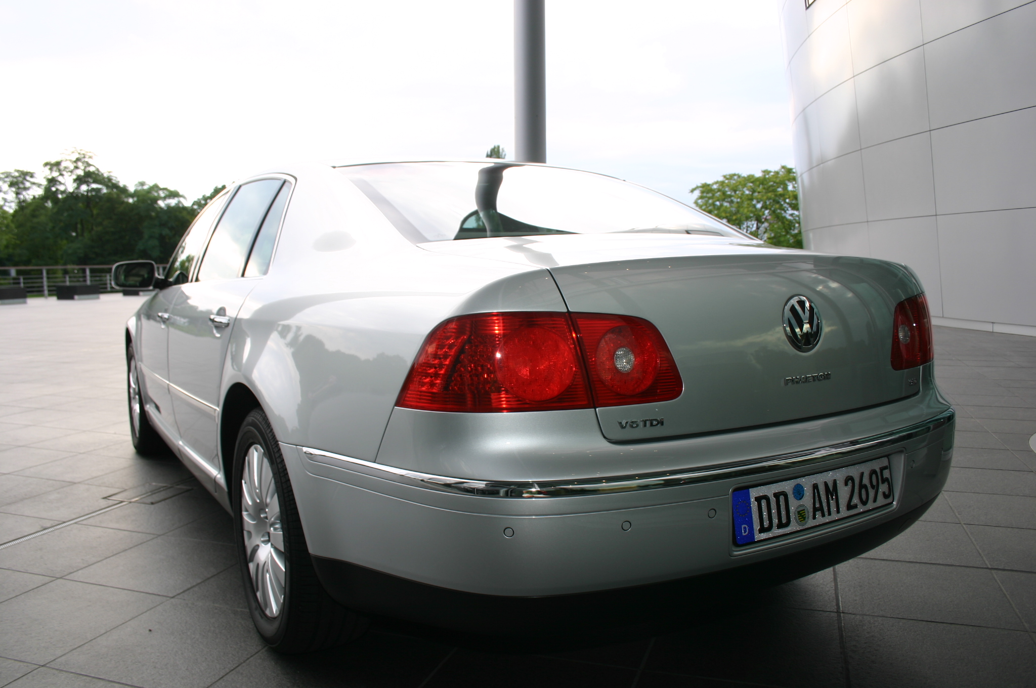VW-Phaeton-silver-back