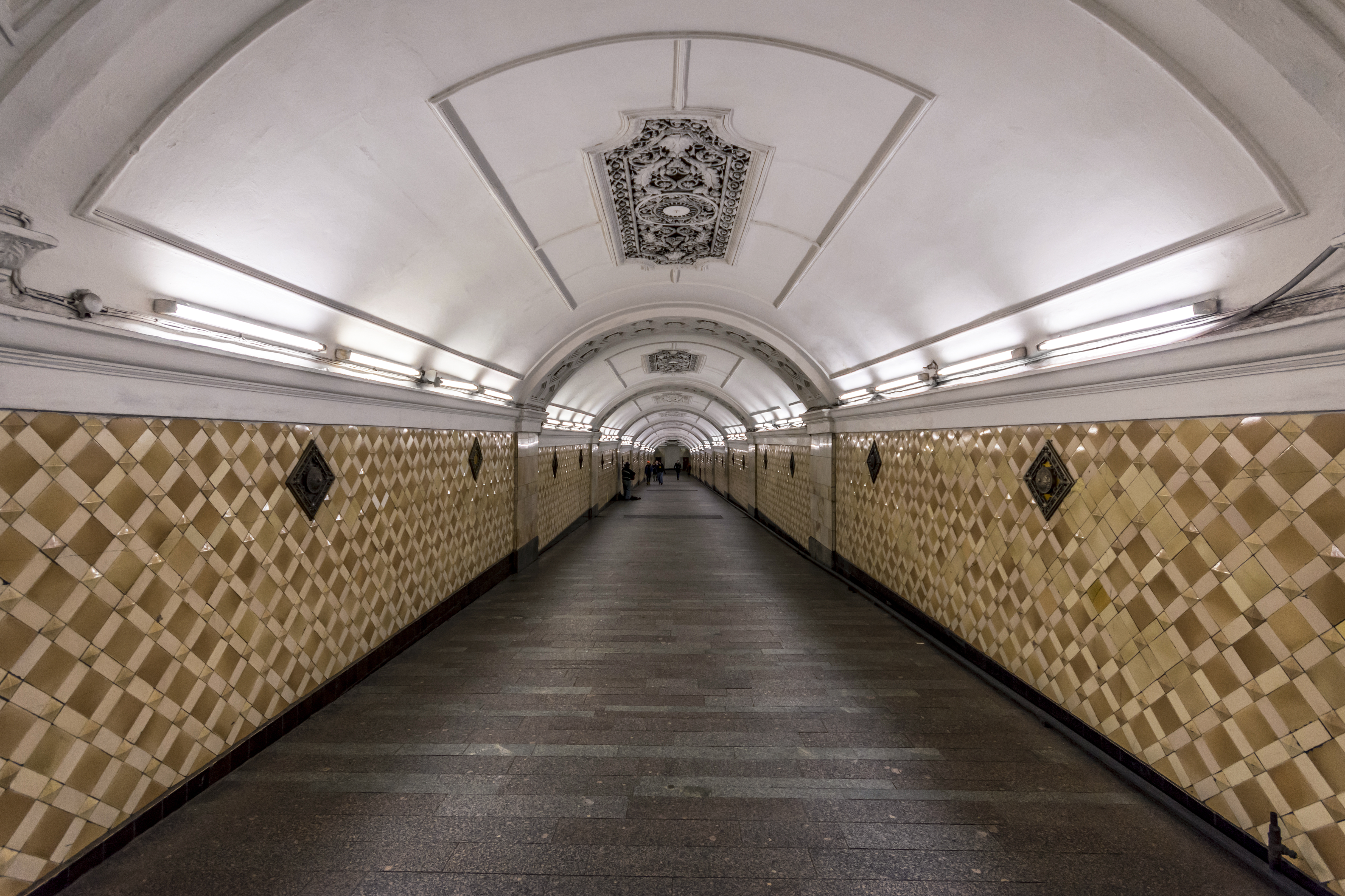 Metro MSK Transfer Ploshchad Revolyutsii to Teatralnaya