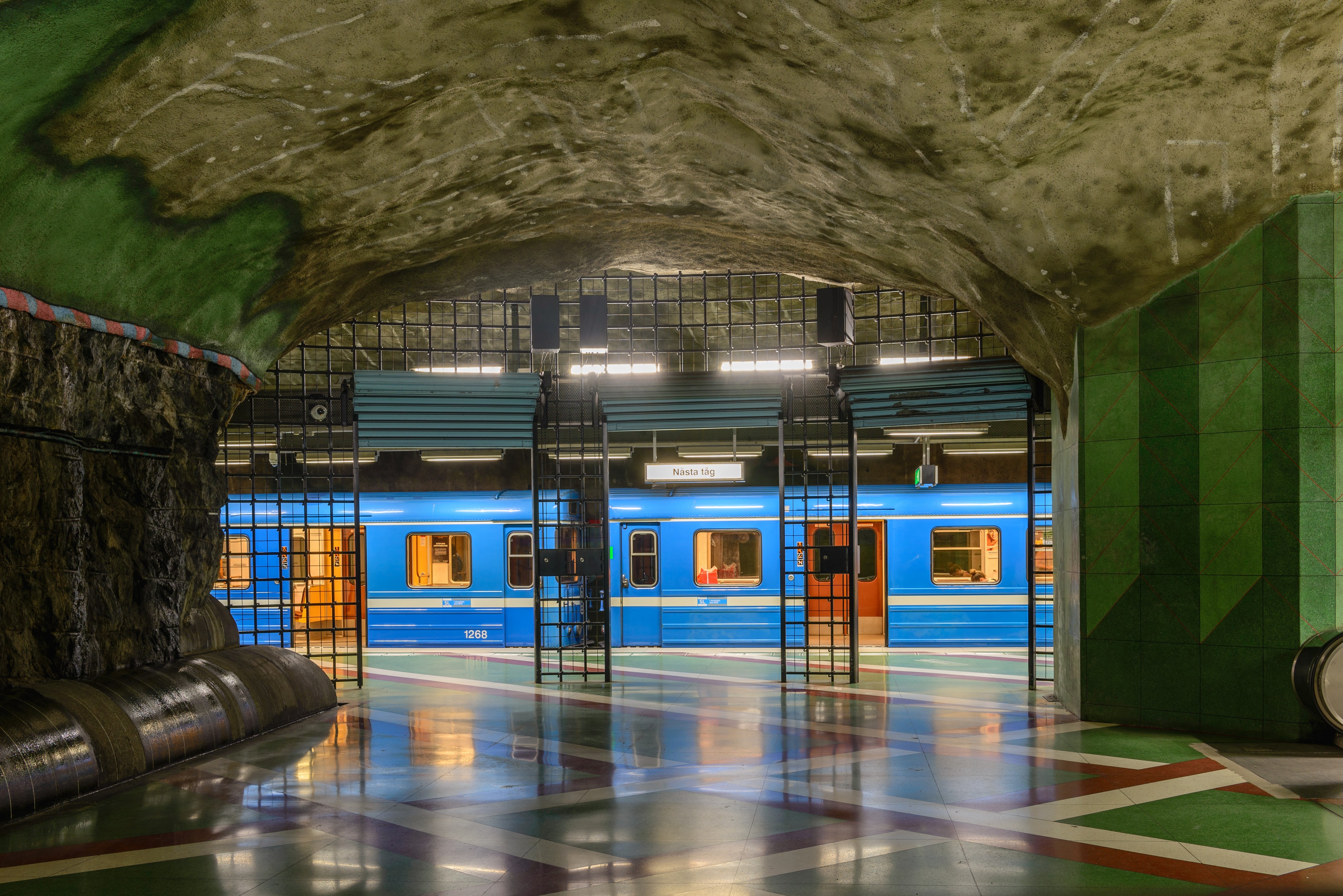 Kungsträdgården Metro station May 2014 04