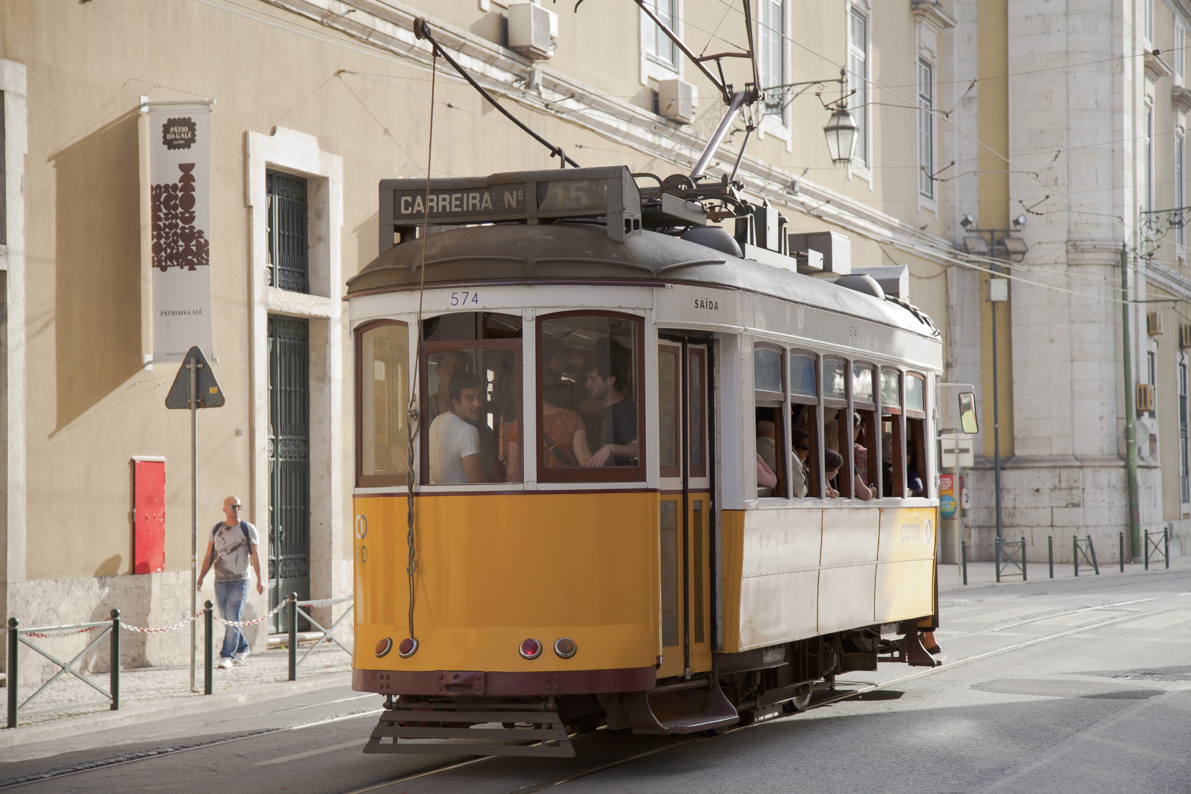 Tranvía en Rua Arsenal, Lisboa, Portugal, 2012-05-12, DD 01