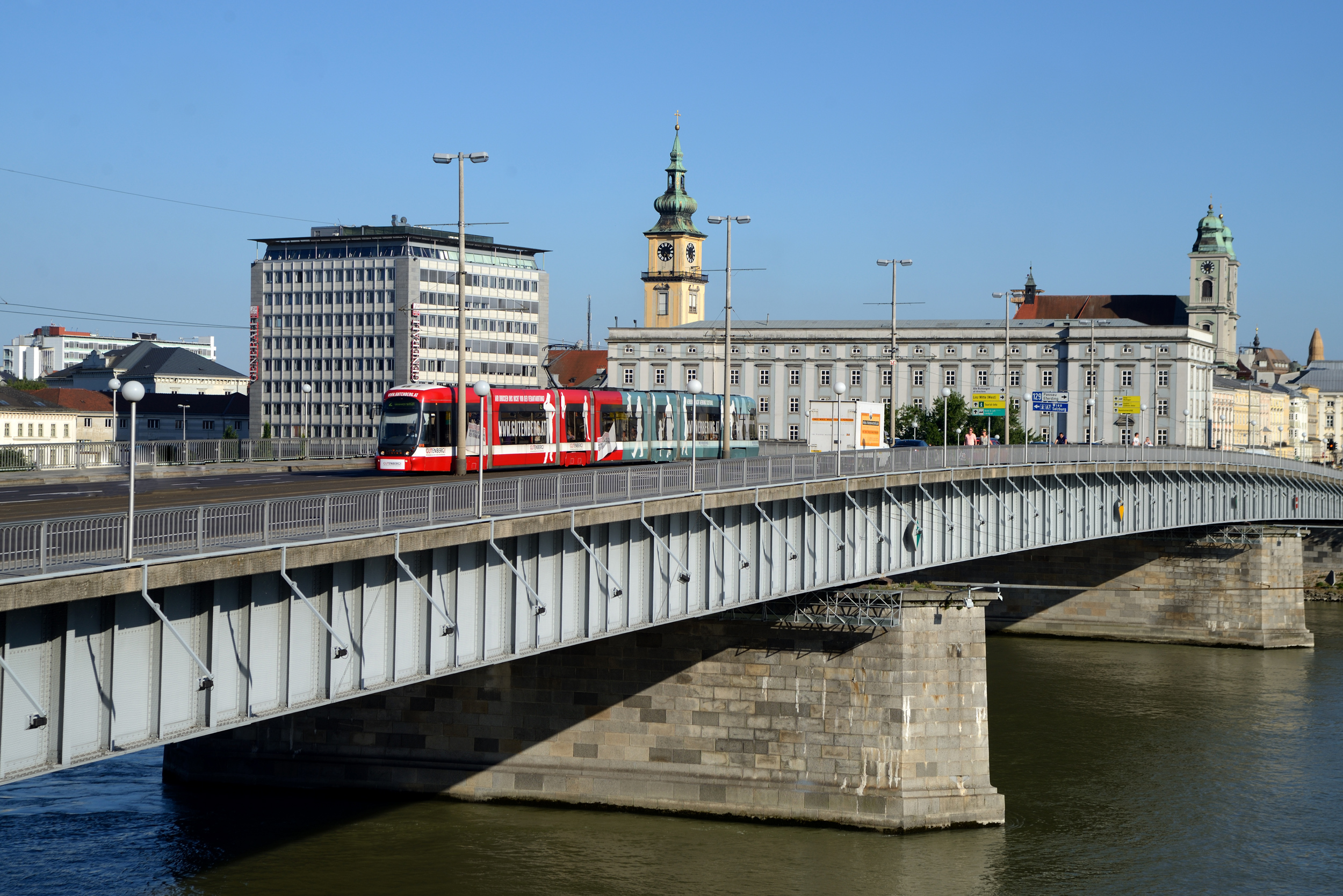 Tram Linz Cityrunner Nibelungenbruecke