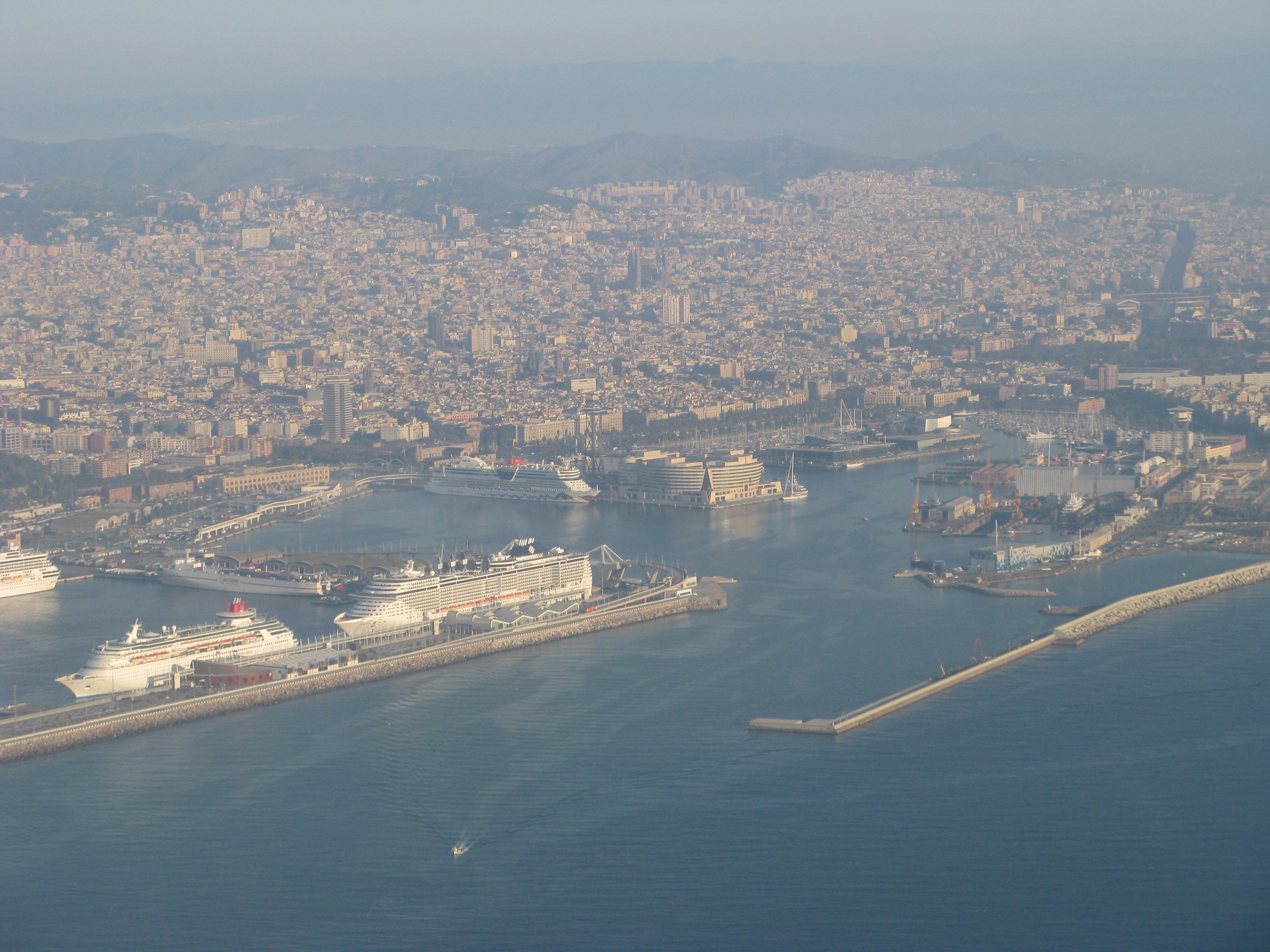 Barcelona port from airoplane 20091030 05