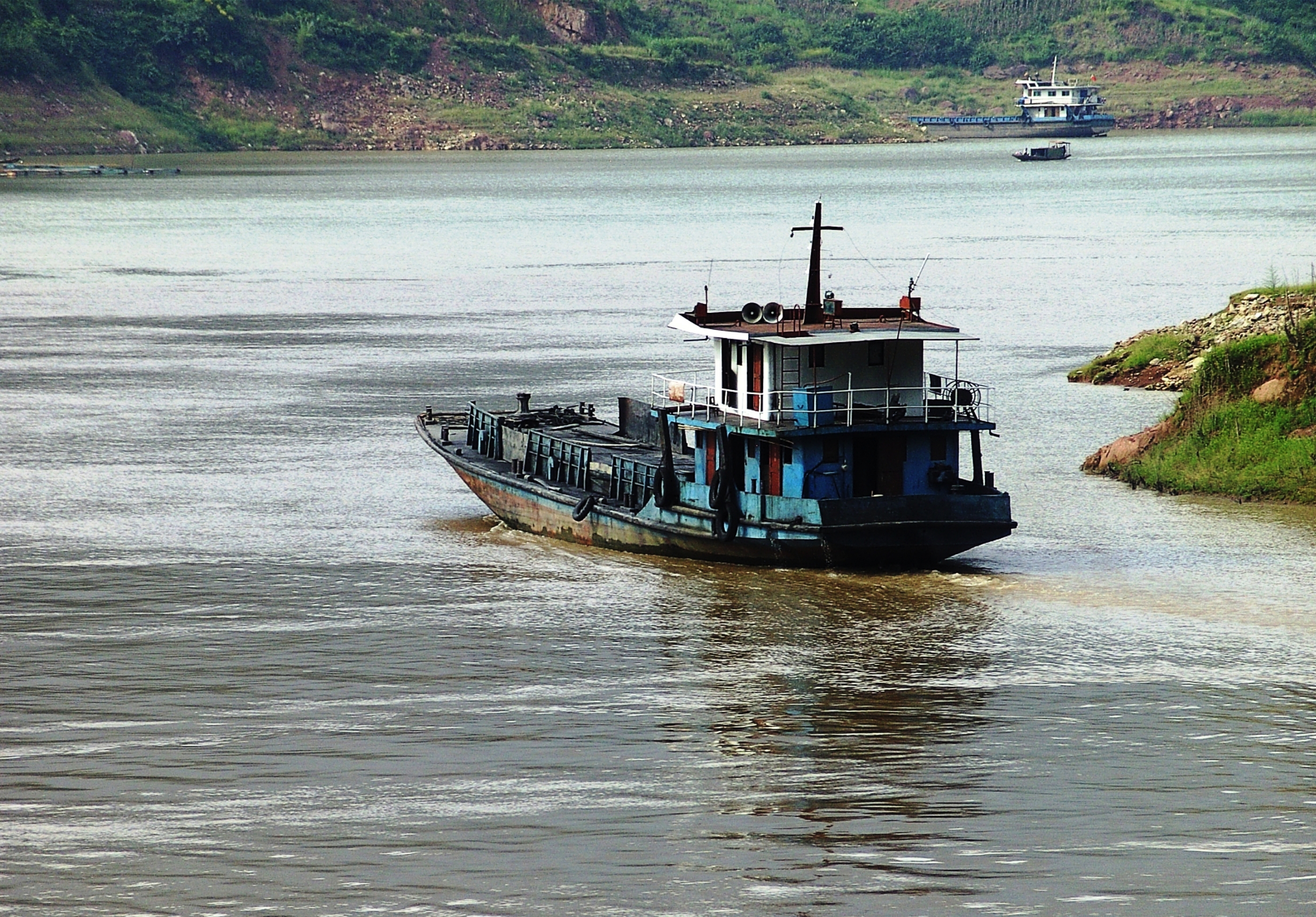 Chinese barges on the river Chang Jiang