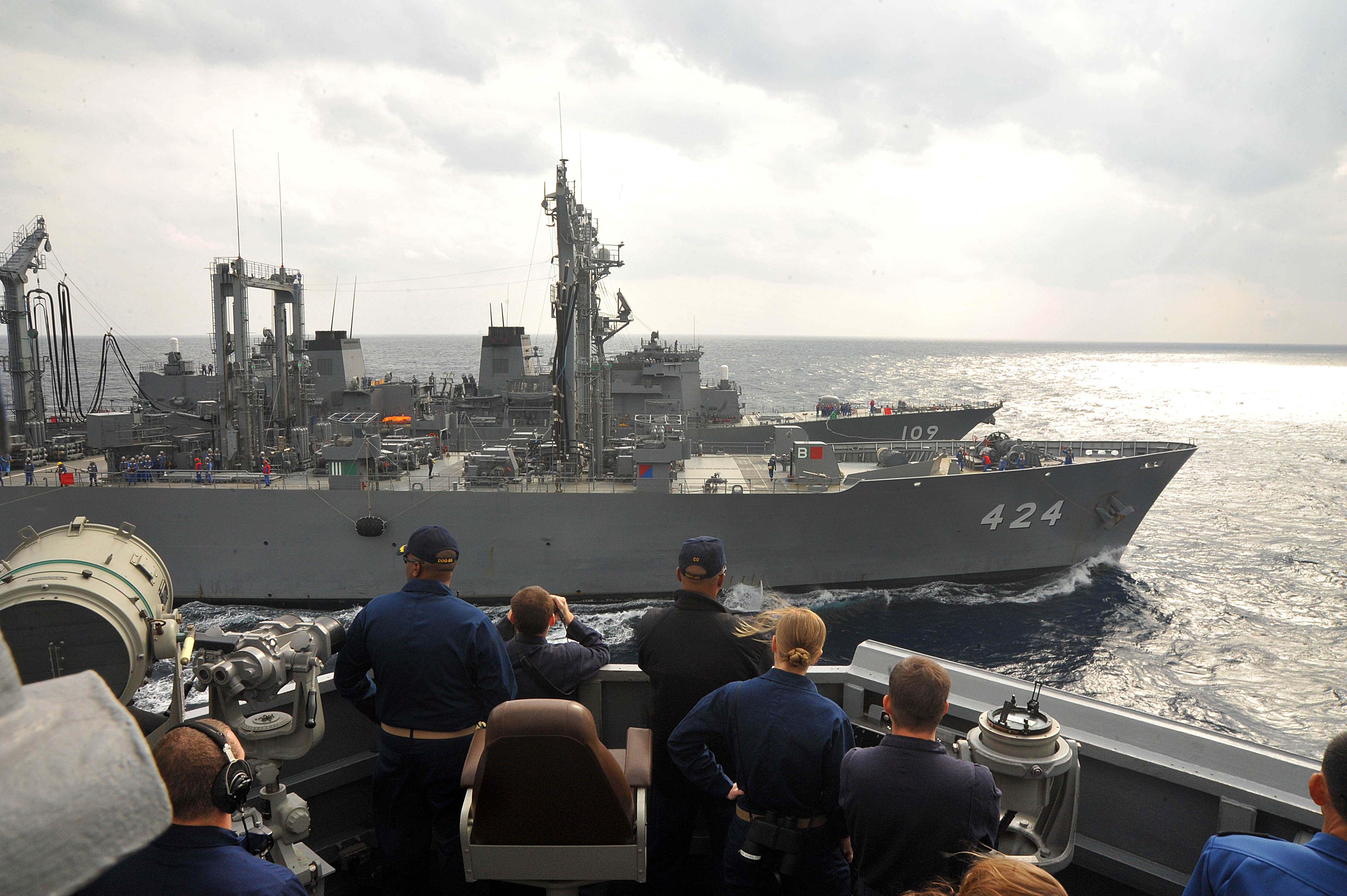 JS Hamana (AOE-424) replenishes USS McCampbell (DDG-85) and JS Ariake (DD-109) in the Pacific, -13 Nov. 2012 a