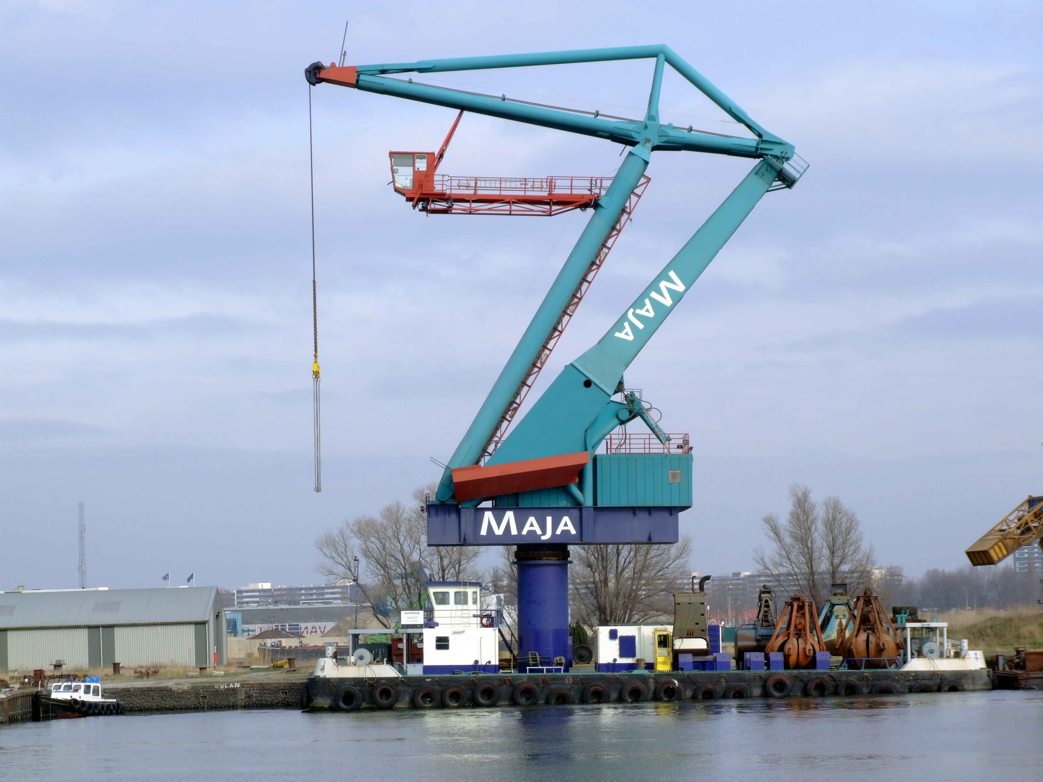 Maja crane barge