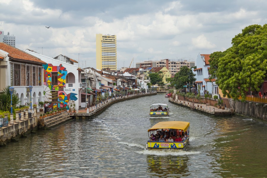 2016 Malakka, Widok na rzekę Malakka z mostu na ulicy Jambatan Tan Kim Seng (01)